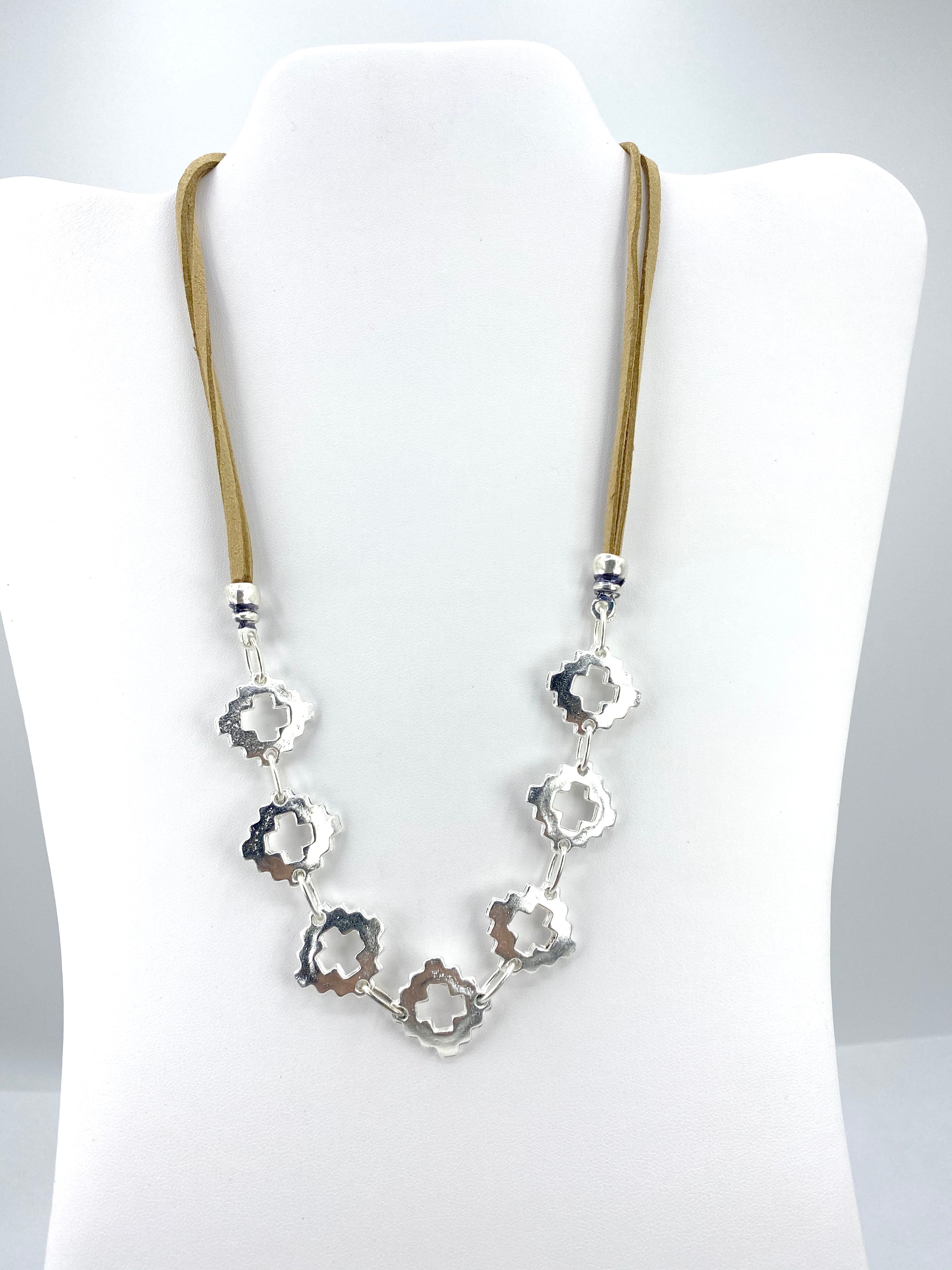 Collar Vintage La Cruz Joyería Hecha a Mano con Correa de Cuero Genuino de Graciela's Collection