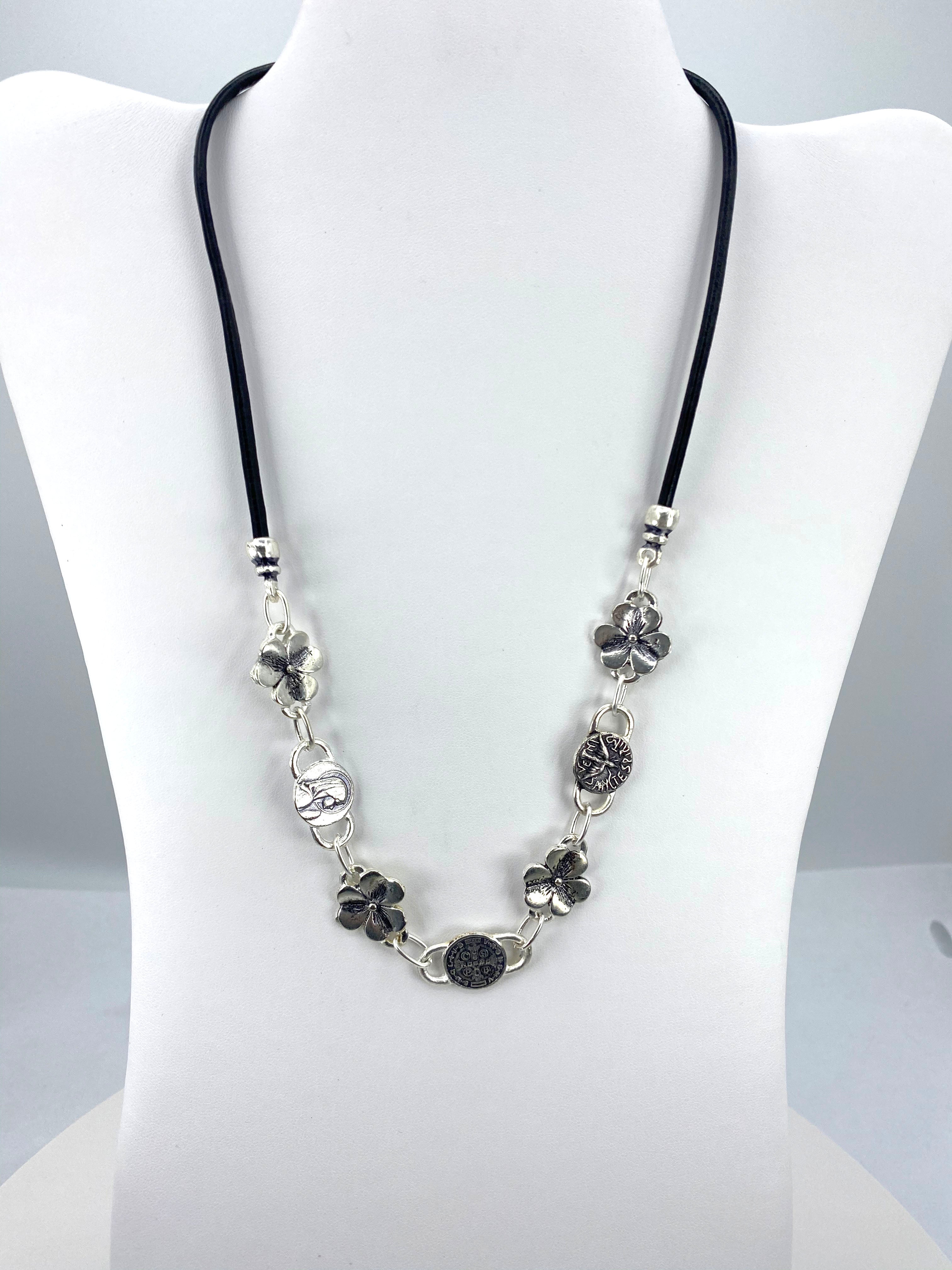 Collar Vintage de Flores de la Virgen María, el Espíritu Santo y San Benito Joyería Hecha a Mano con Cuero Genuino de Graciela's Collection