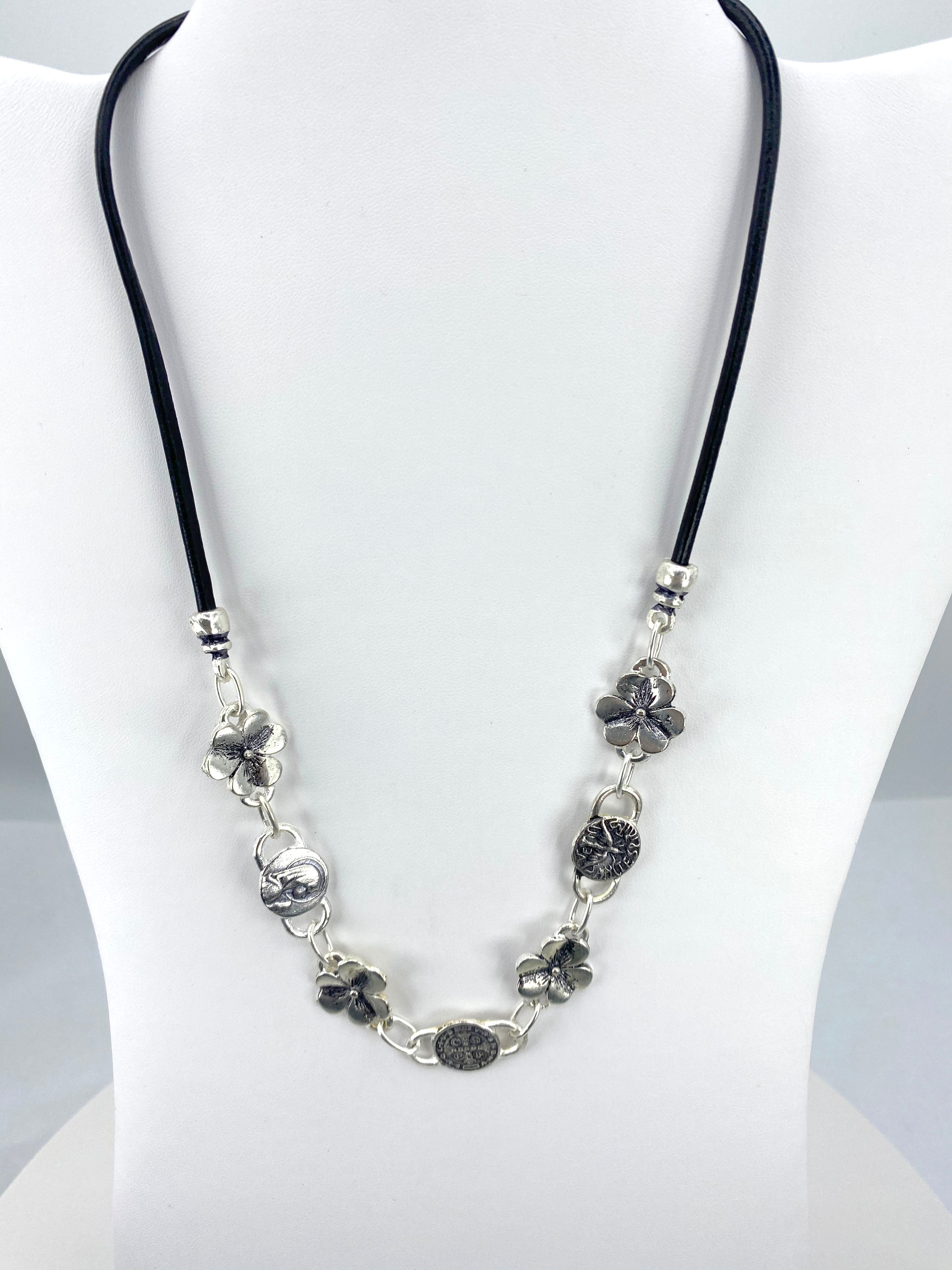 Collar Vintage de Flores de la Virgen María, el Espíritu Santo y San Benito Joyería Hecha a Mano con Cuero Genuino de Graciela's Collection