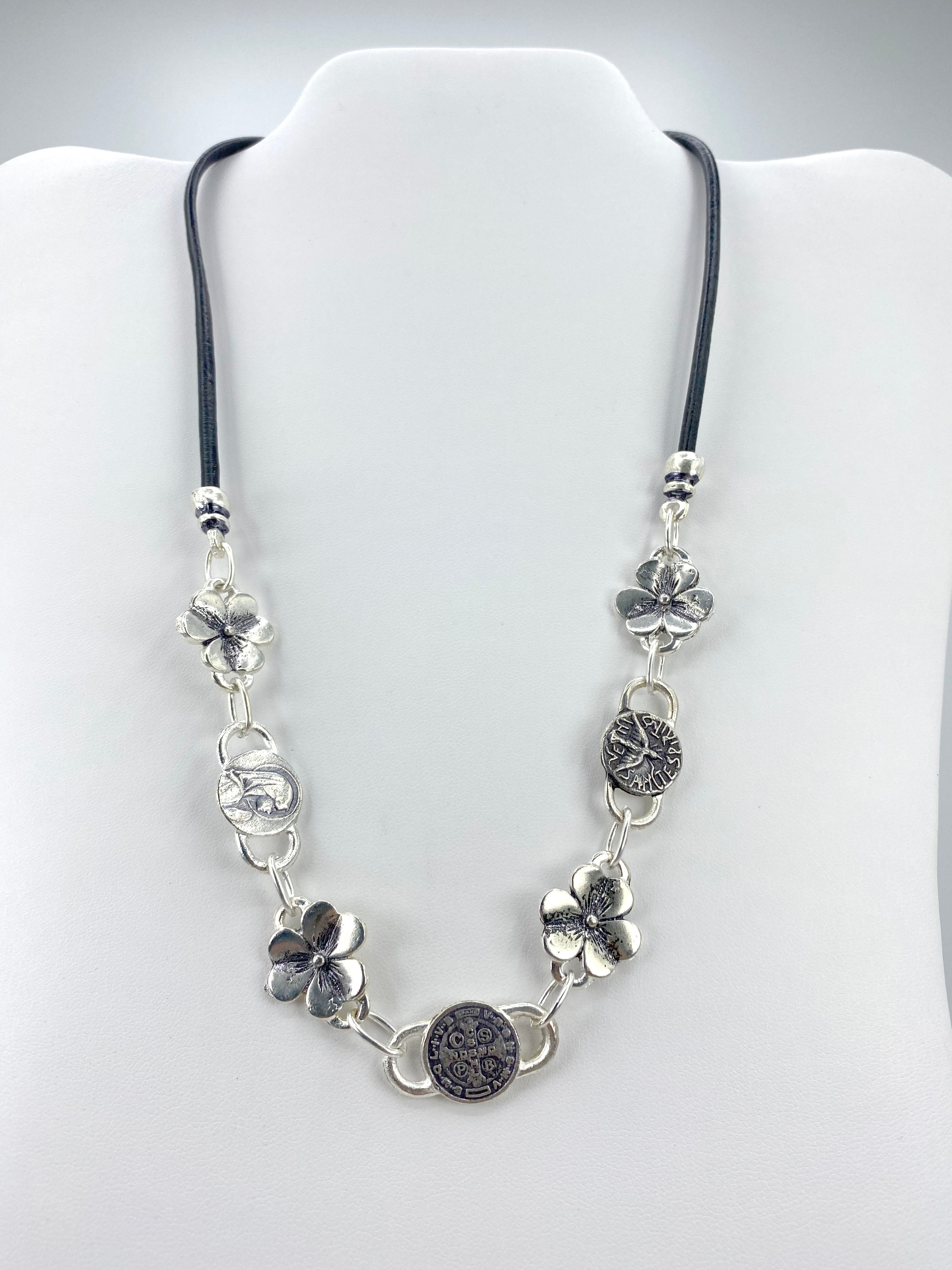 Collar Vintage de Flores de la Virgen María, el Espíritu Santo y San Benito Joyería Hecha a Mano con Cuero Genuino de Graciela's Collection