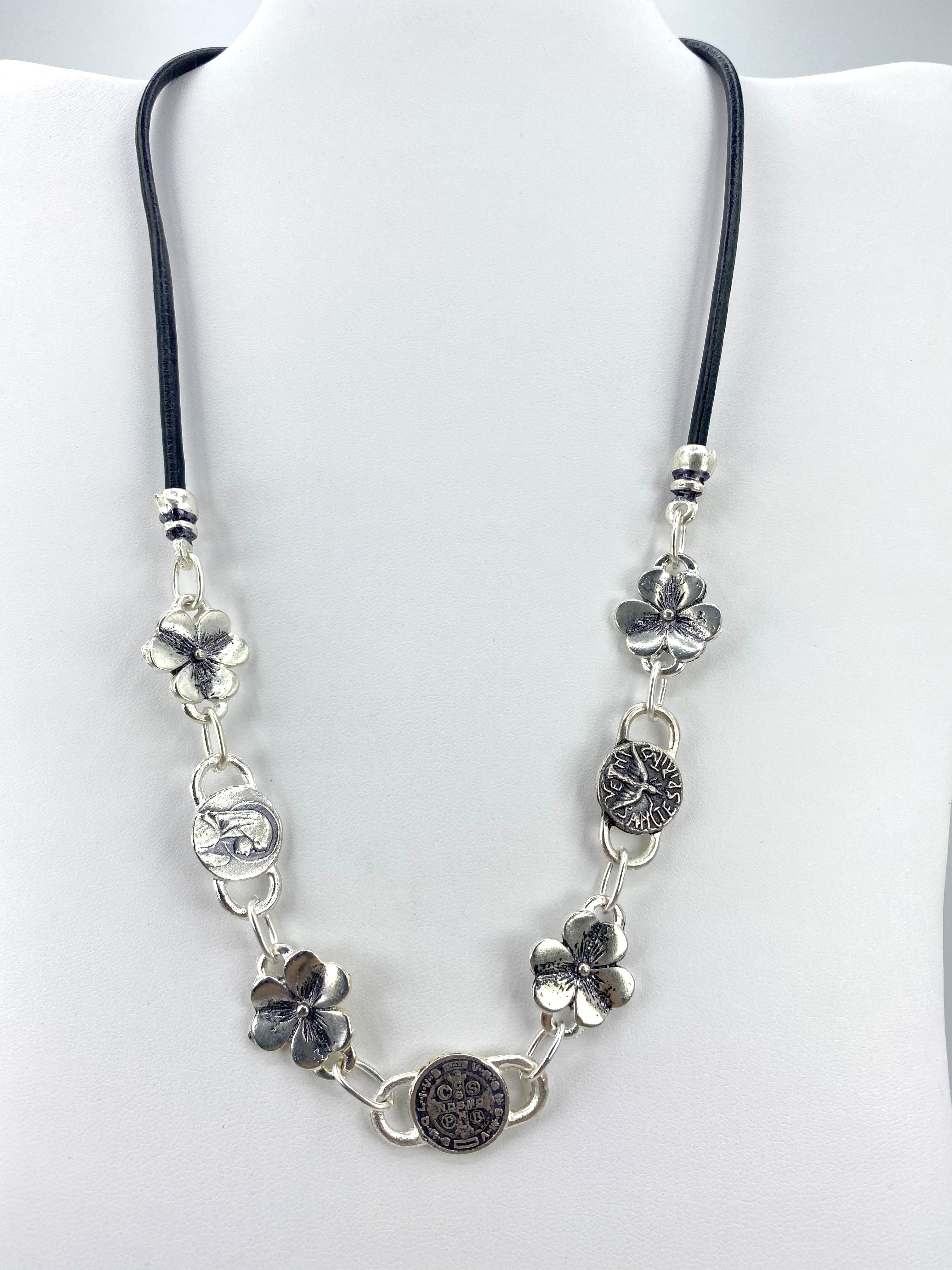 Collar Vintage de Flores de la Virgen María, el Espíritu Santo y San Benito Joyería Hecha a Mano con Cuero Genuino de Graciela's Collection