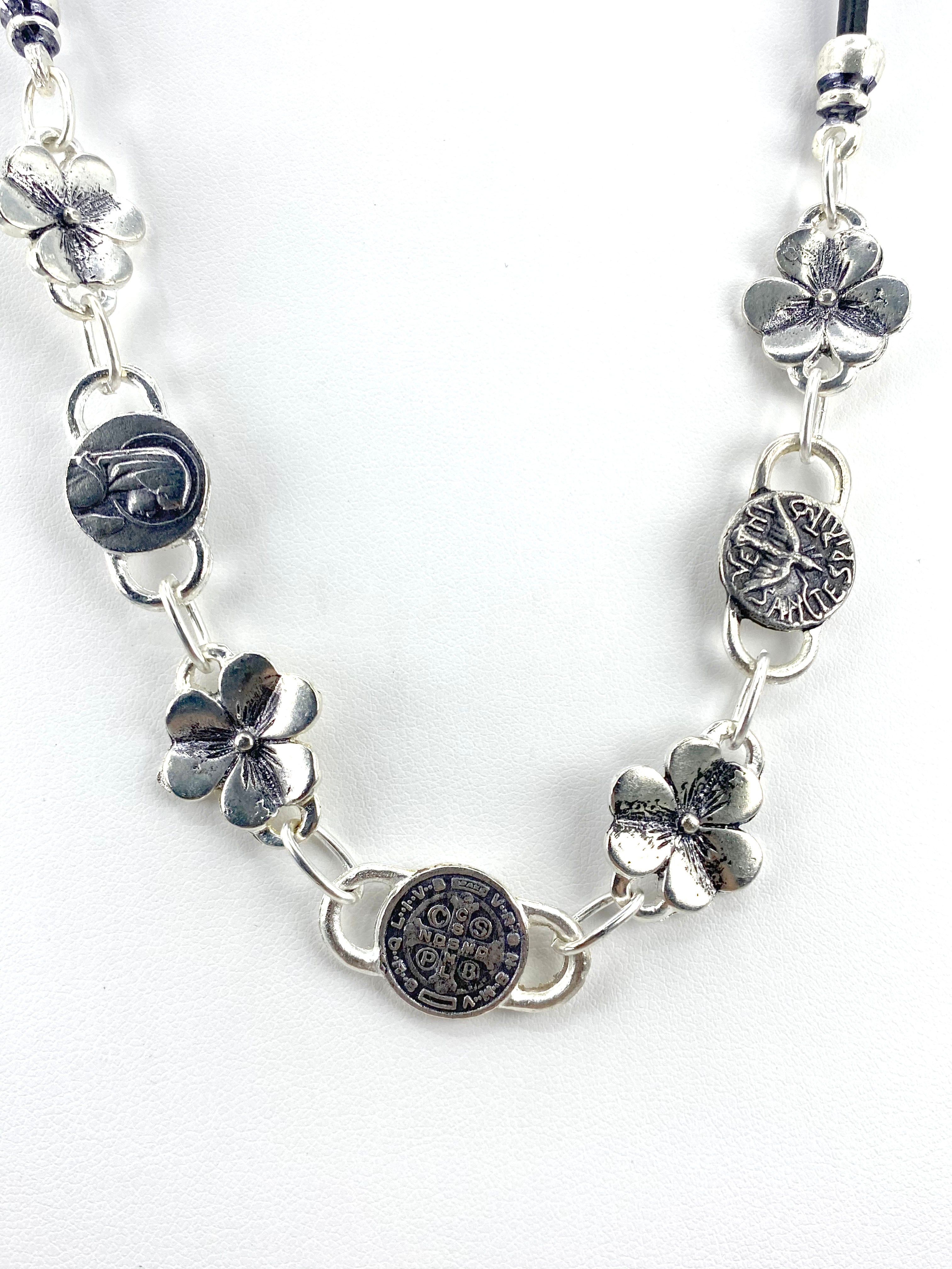 Collar Vintage de Flores de la Virgen María, el Espíritu Santo y San Benito Joyería Hecha a Mano con Cuero Genuino de Graciela's Collection