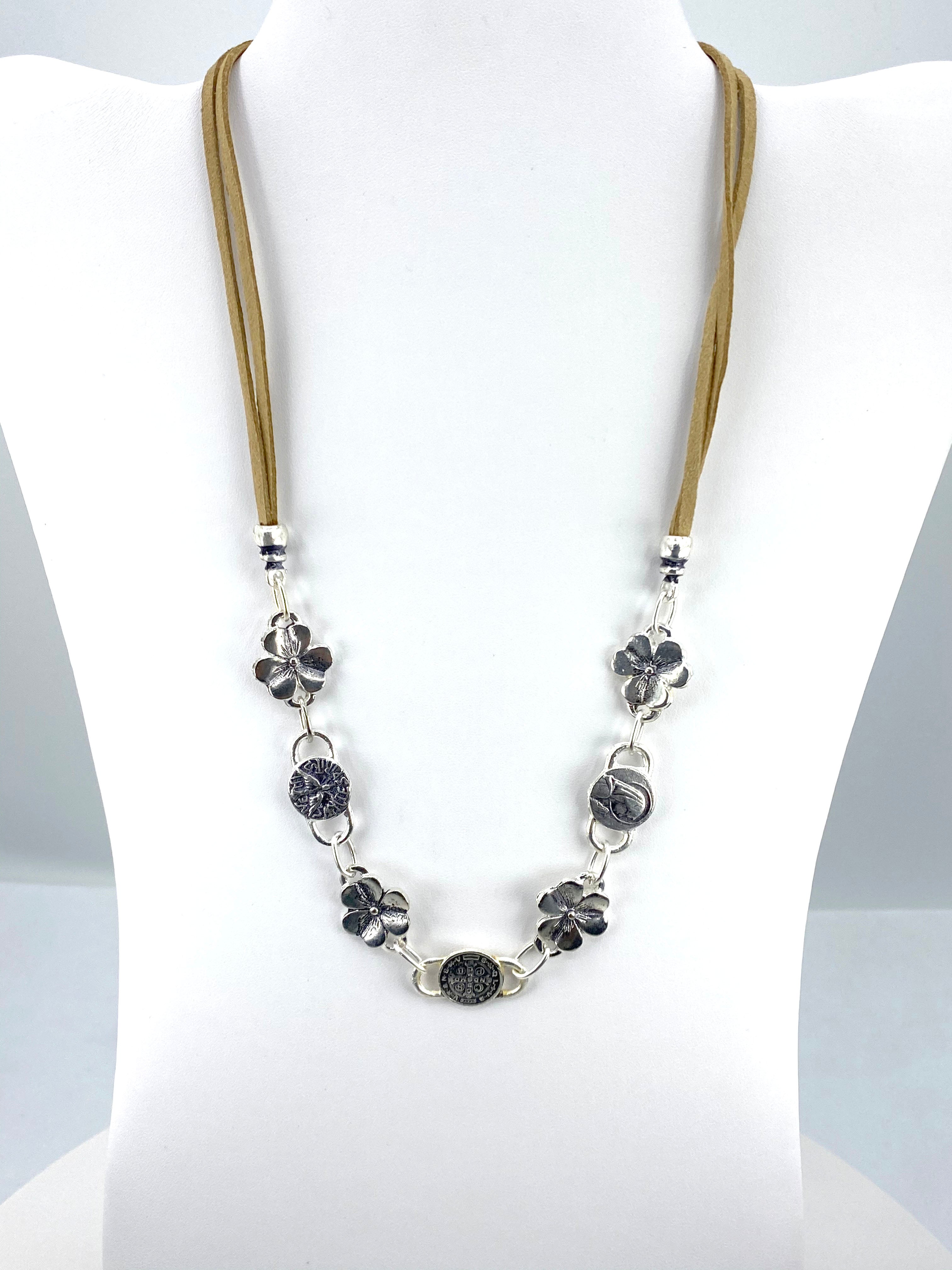 Collar Vintage de Flores de la Virgen María, el Espíritu Santo y San Benito Joyería Hecha a Mano con Cuero Genuino de Graciela's Collection