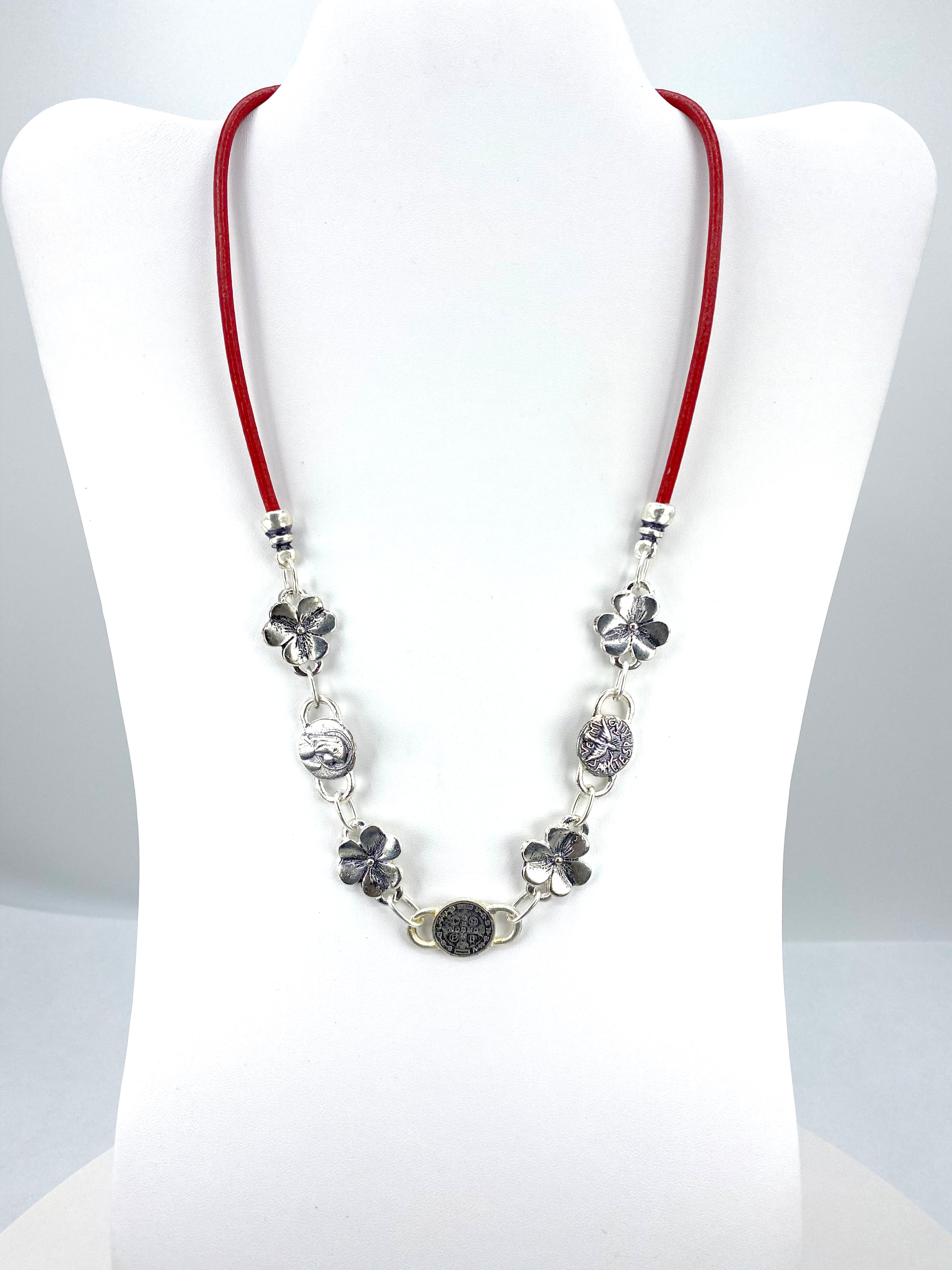 Collar Vintage de Flores de la Virgen María, el Espíritu Santo y San Benito Joyería Hecha a Mano con Cuero Genuino de Graciela's Collection