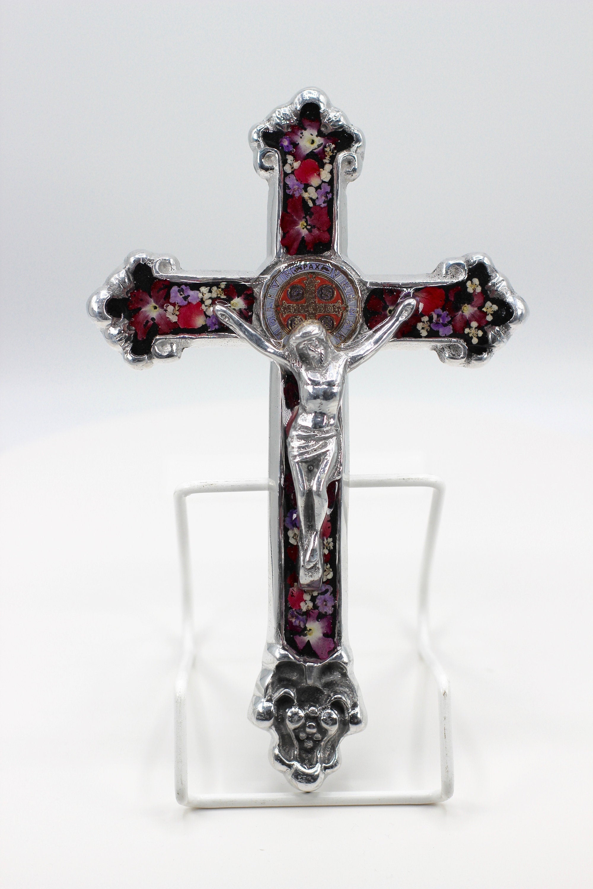 Crucifijo con cuerpo y medalla de San Benito con flores/Colección Guadalupe