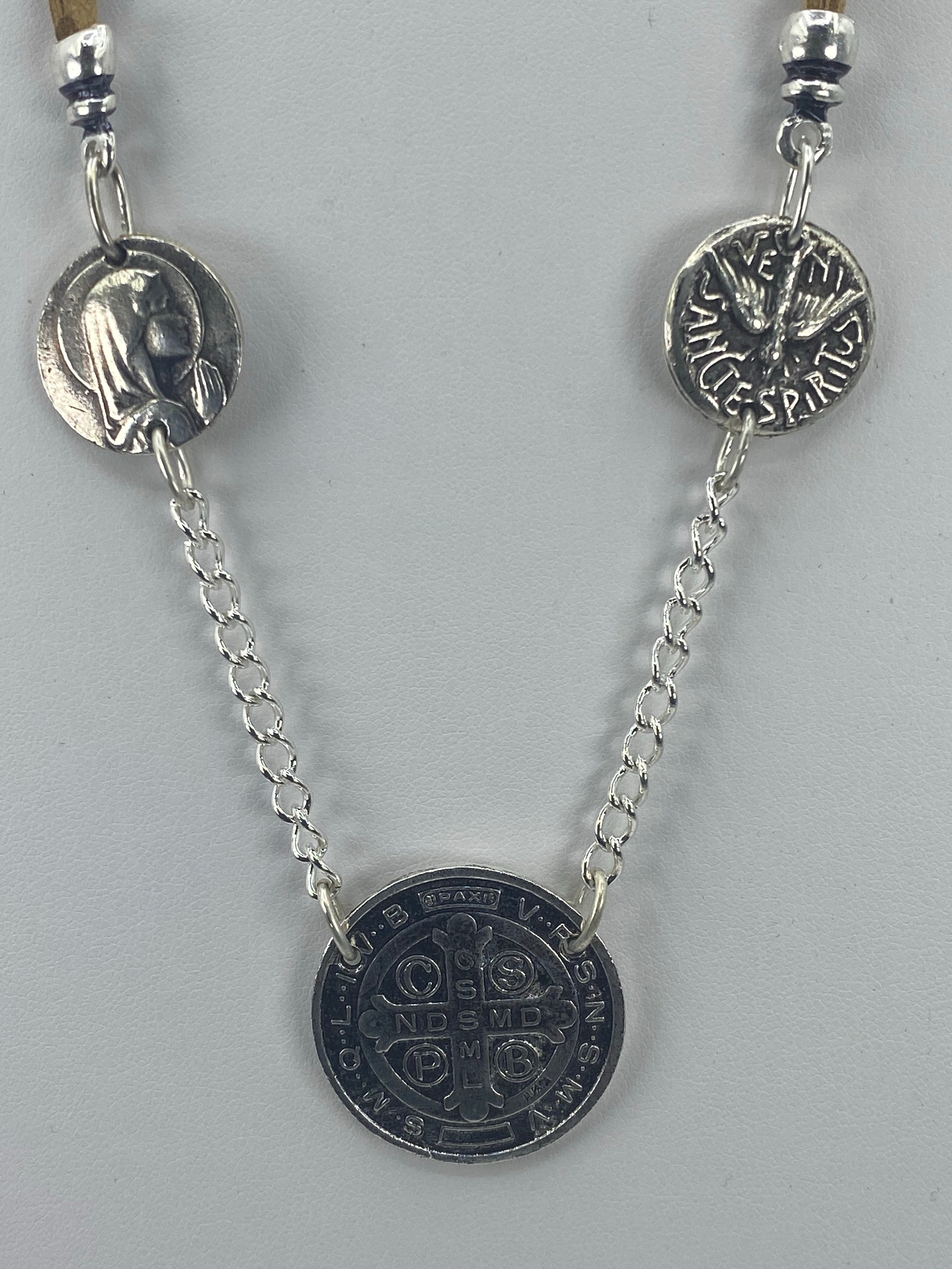 Collar Vintage de tres Medallas La Virgen María, San Benito y el Espíritu Santo con Cuero