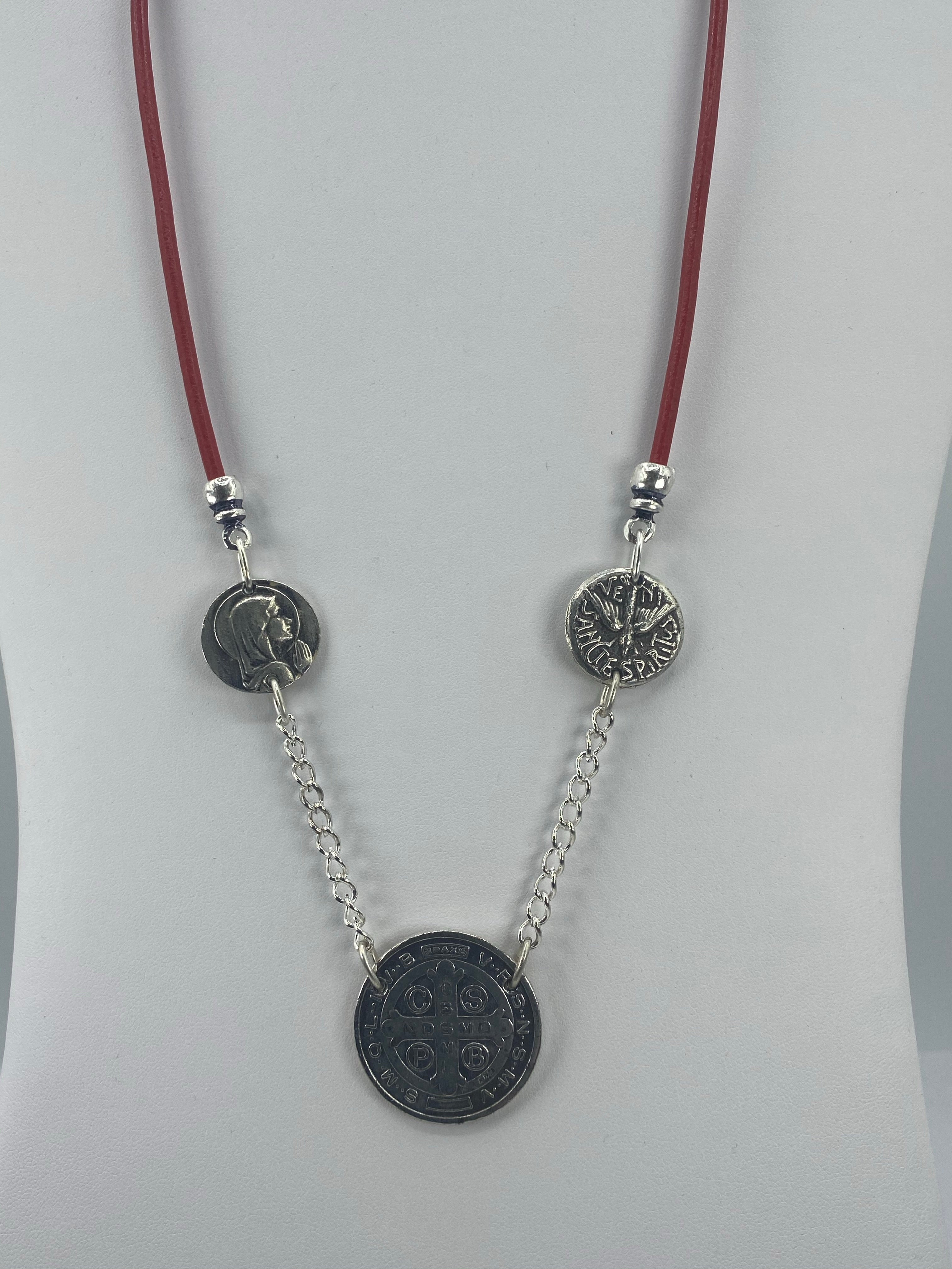 Collar Vintage de tres Medallas La Virgen María, San Benito y el Espíritu Santo con Cuero