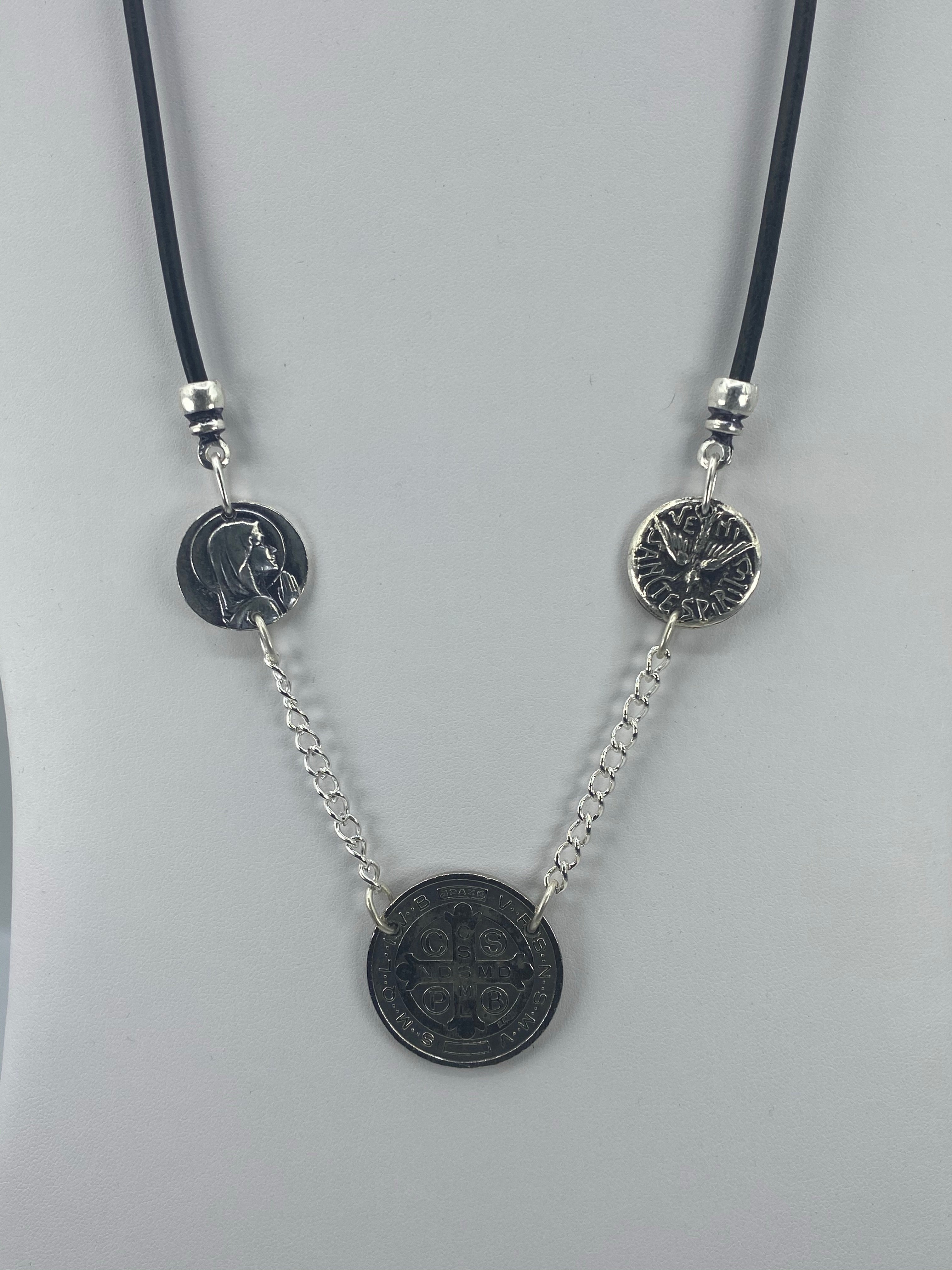 Collar Vintage de tres Medallas La Virgen María, San Benito y el Espíritu Santo con Cuero