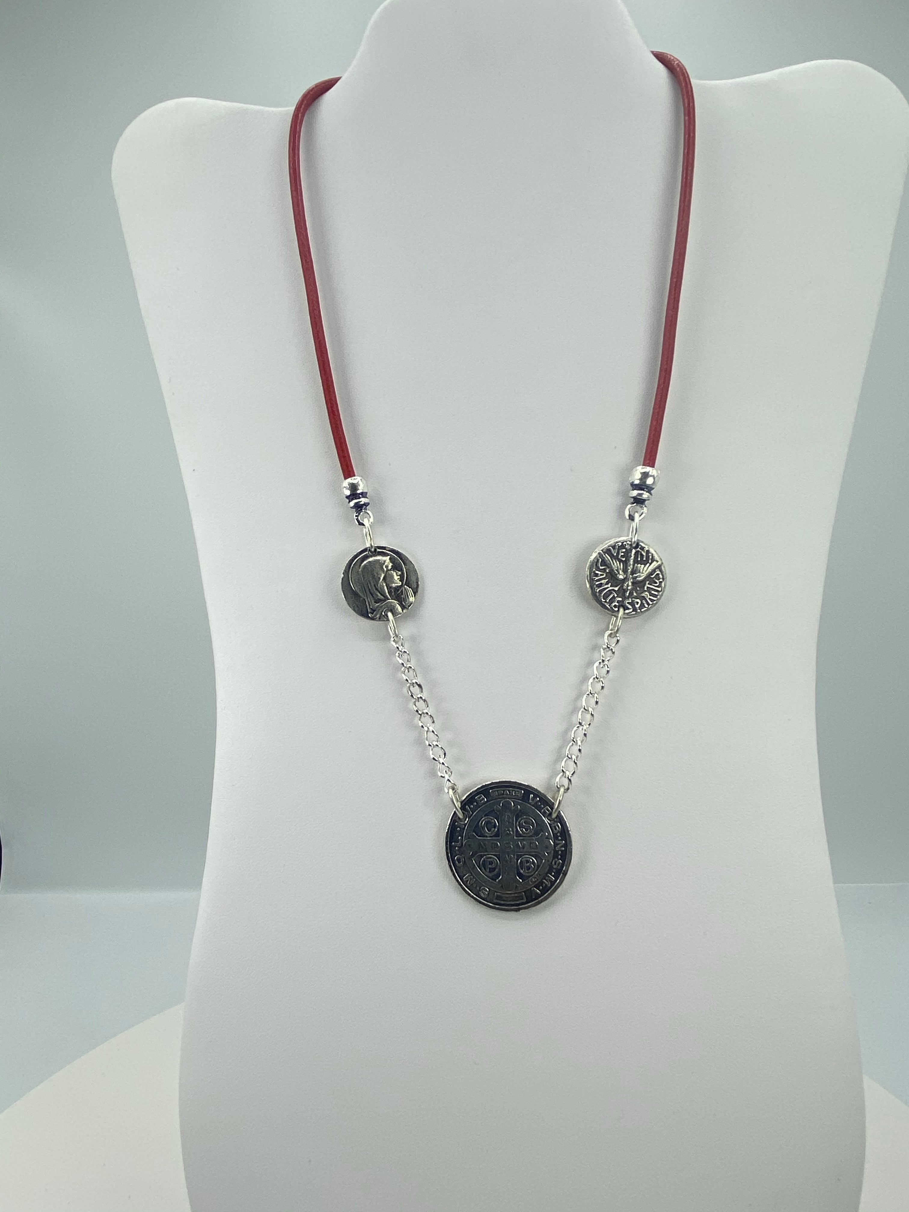 Collar Vintage de tres Medallas La Virgen María, San Benito y el Espíritu Santo con Cuero