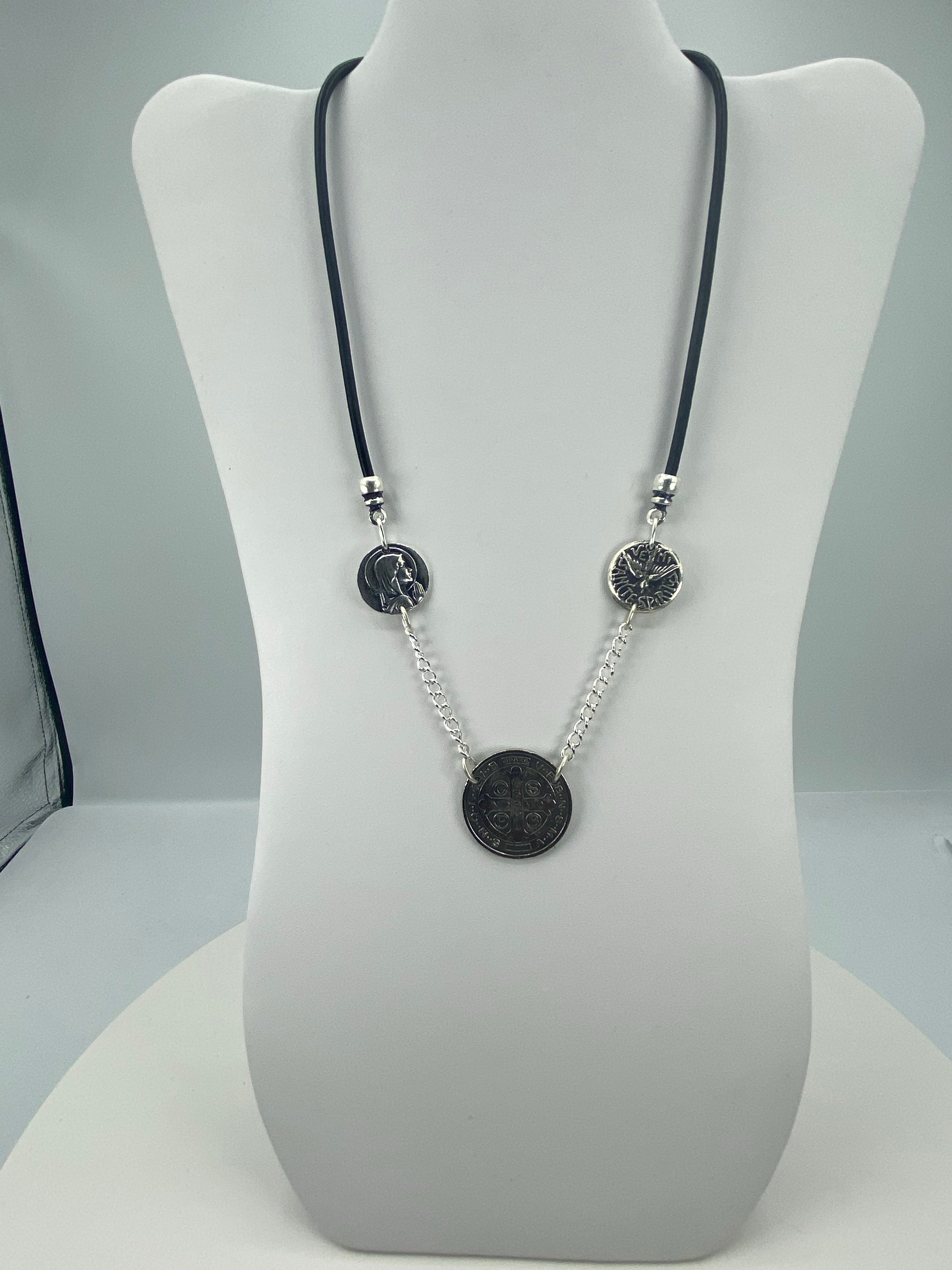 Collar Vintage de tres Medallas La Virgen María, San Benito y el Espíritu Santo con Cuero