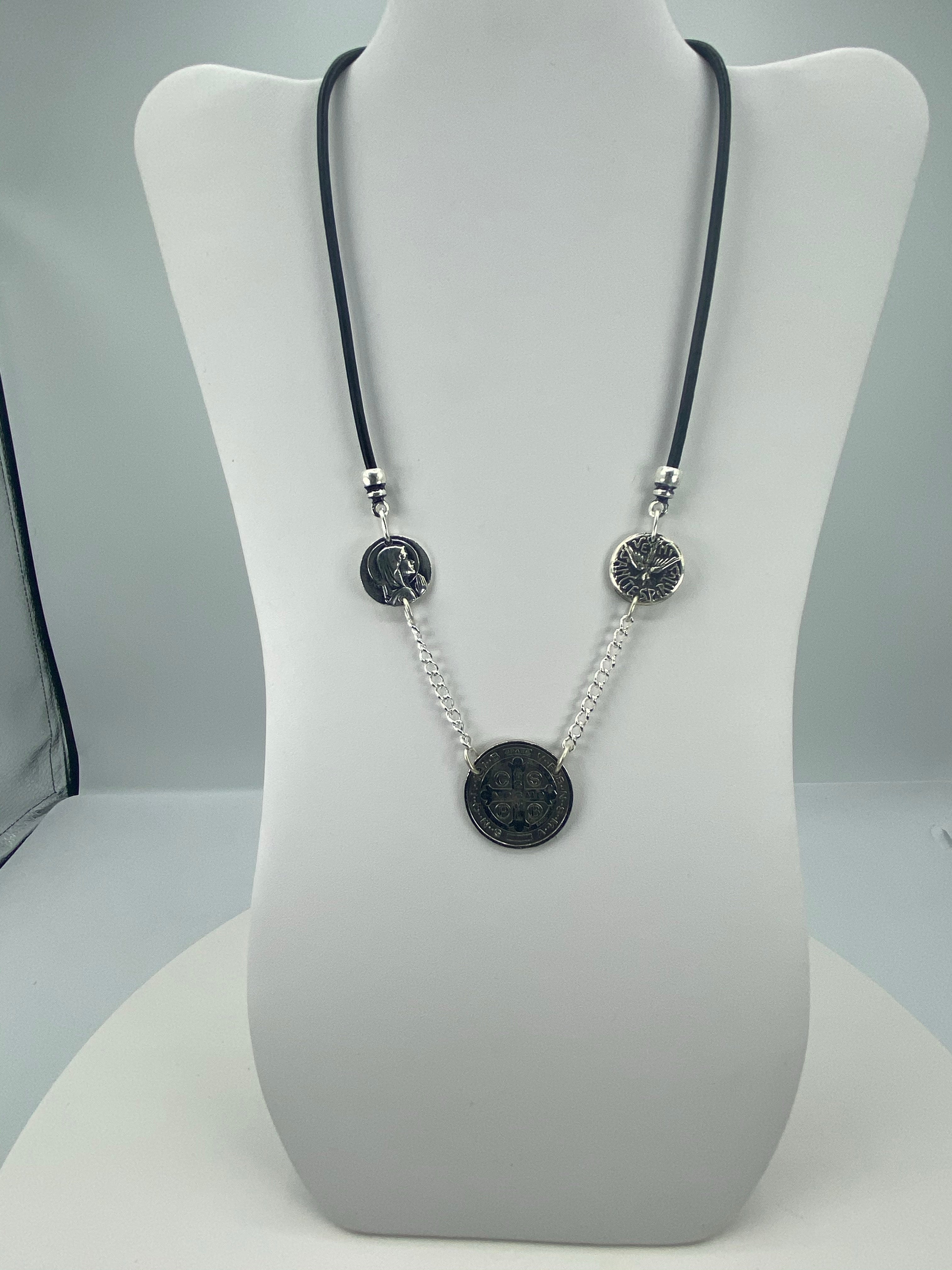 Collar Vintage de tres Medallas La Virgen María, San Benito y el Espíritu Santo con Cuero