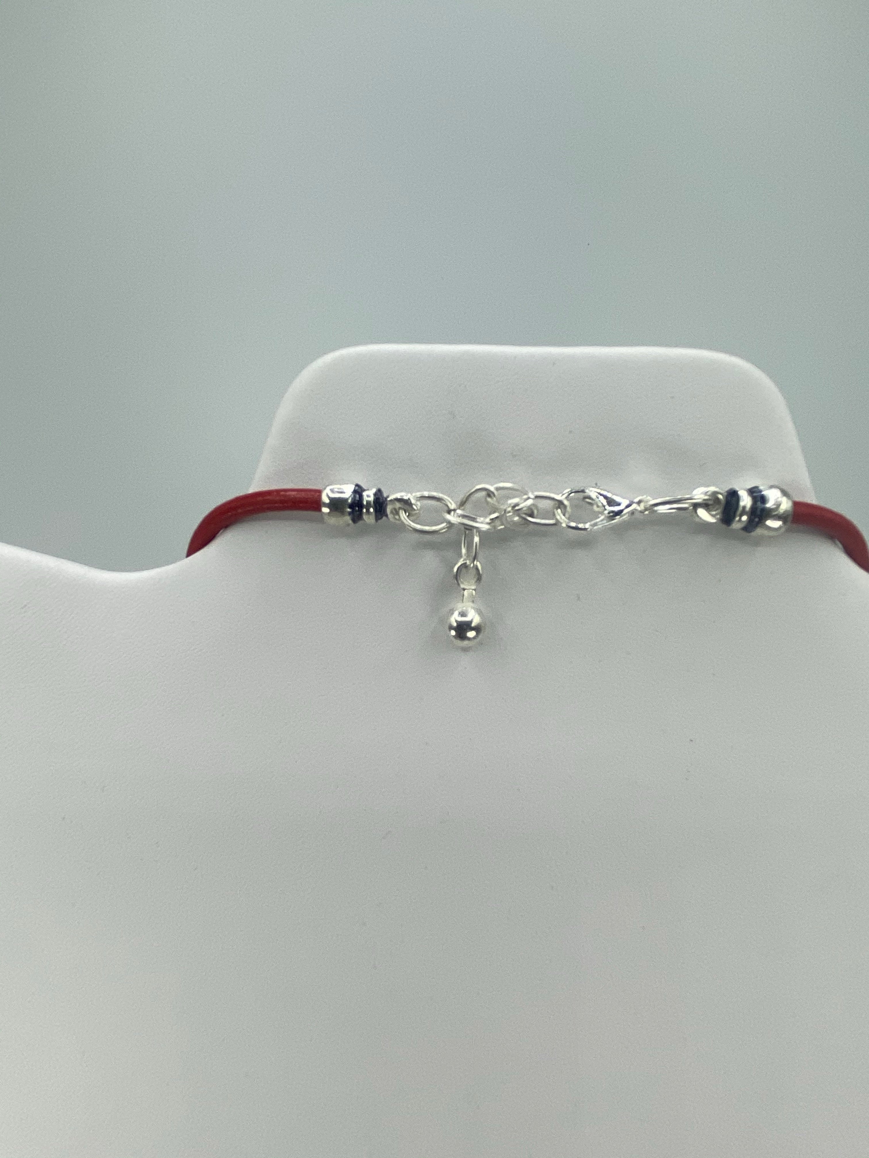 Collar Vintage de tres Medallas La Virgen María, San Benito y el Espíritu Santo con Cuero