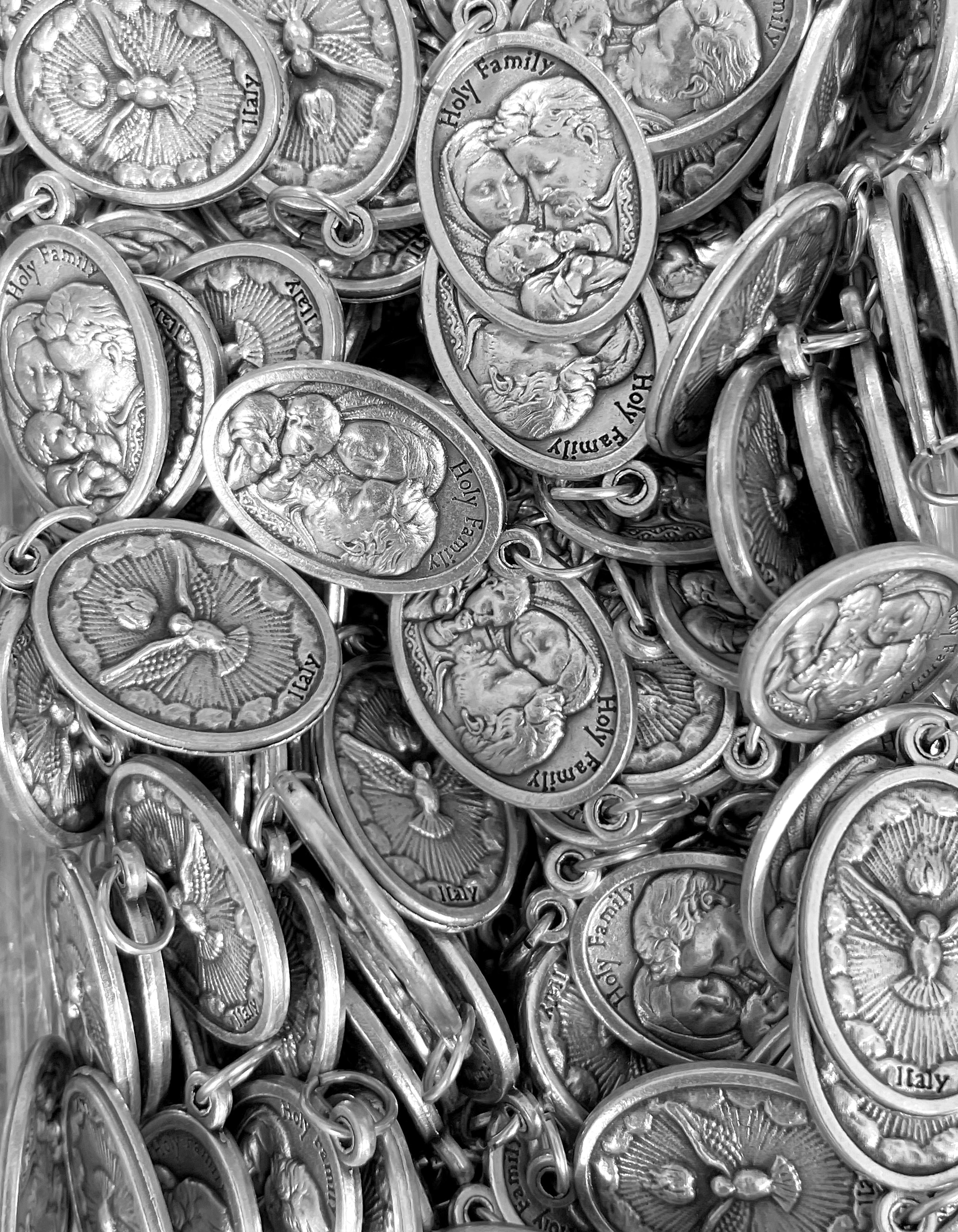 Paquete de 12 medallas de santos en plata oxidada fabricadas en Italia 1,0" x 0,7"
