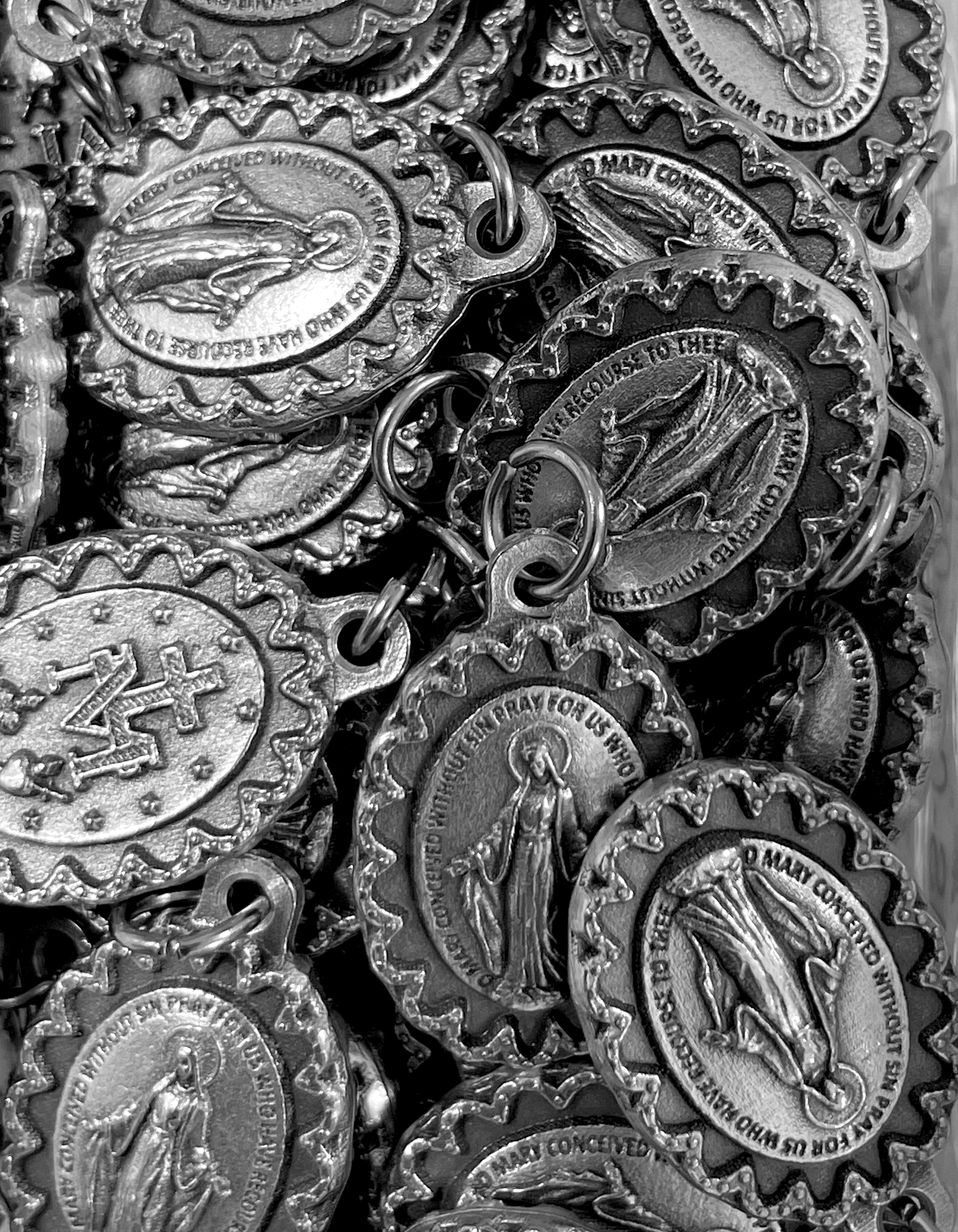 Paquete de 12 medallas de santos en plata oxidada fabricadas en Italia 1,0" x 0,7"