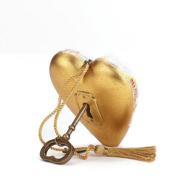 Escultura de corazón con el mensaje "Querida mamá"