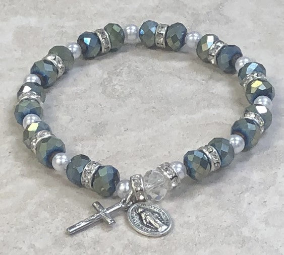 Pulsera de rosario con cuentas brillantes y cristales de strass. Medalla milagrosa y crucifijo.