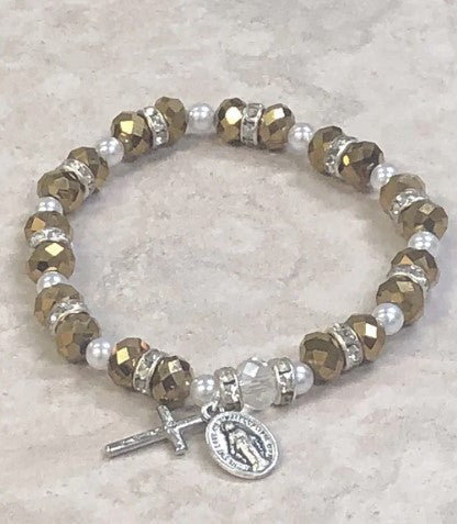 Pulsera de rosario con cuentas brillantes y cristales de strass. Medalla milagrosa y crucifijo.