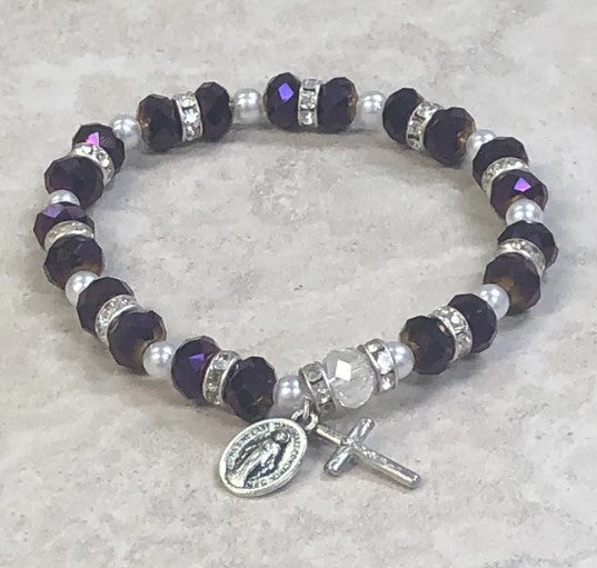 Pulsera de rosario con cuentas brillantes y cristales de strass. Medalla milagrosa y crucifijo.