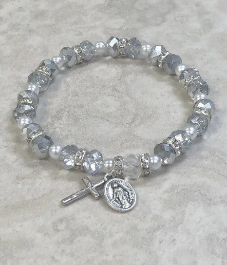 Pulsera de rosario con cuentas brillantes y cristales de strass. Medalla milagrosa y crucifijo.