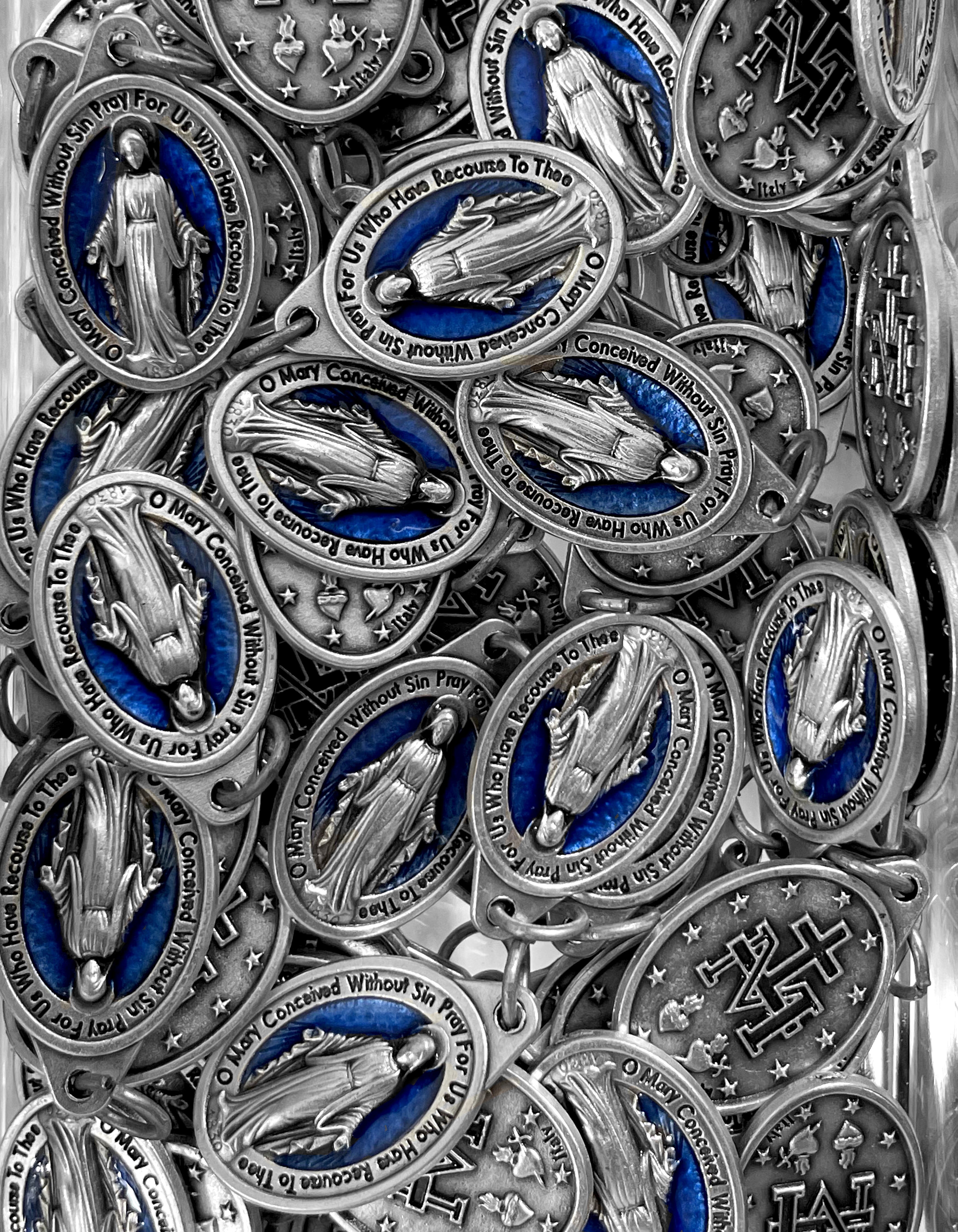 Paquete de 12 medallas de santos en plata oxidada fabricadas en Italia 1,0" x 0,7"