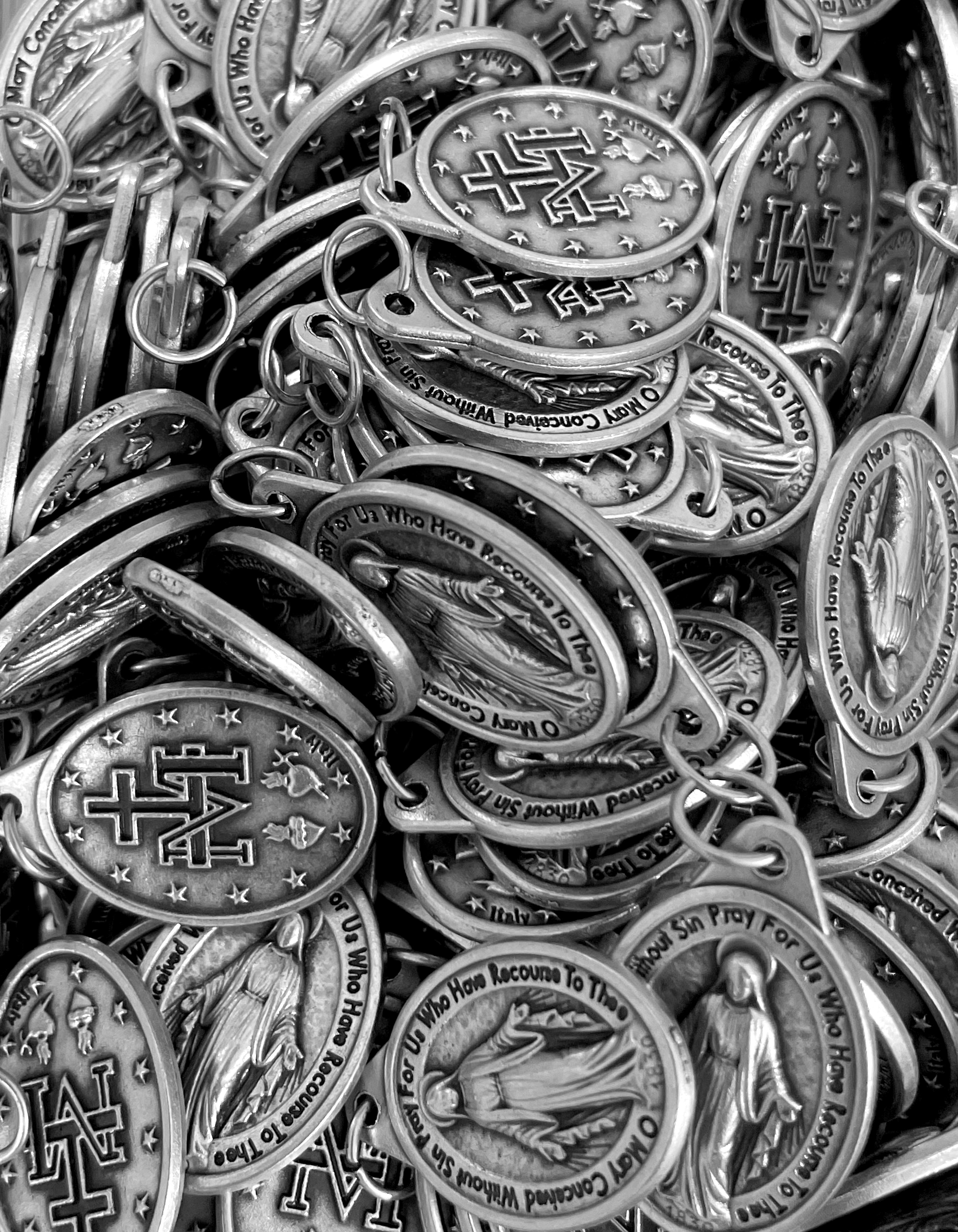 Paquete de 12 medallas de santos en plata oxidada fabricadas en Italia 1,0" x 0,7"