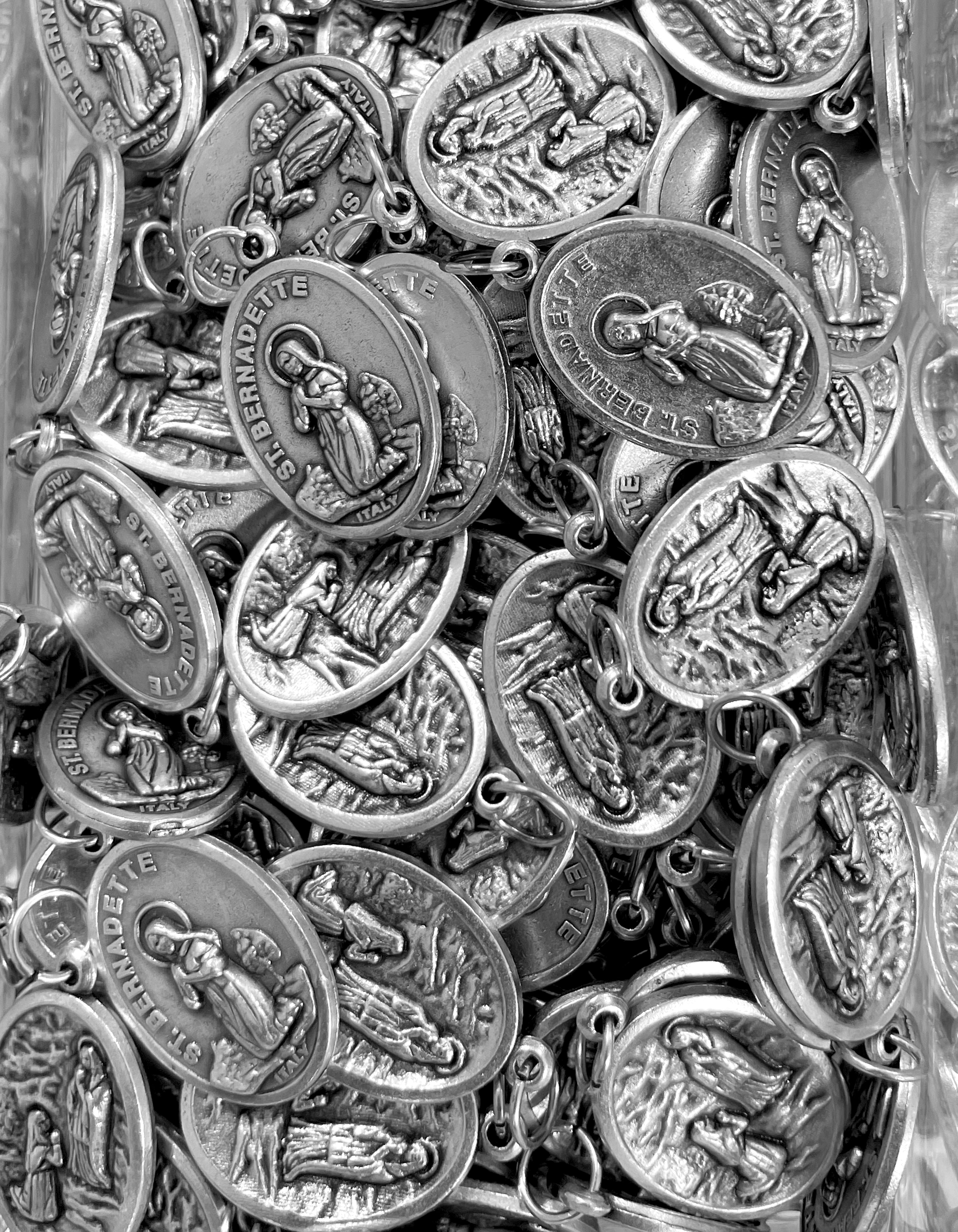 Paquete de 12 medallas de santos en plata oxidada fabricadas en Italia 1,0" x 0,7"