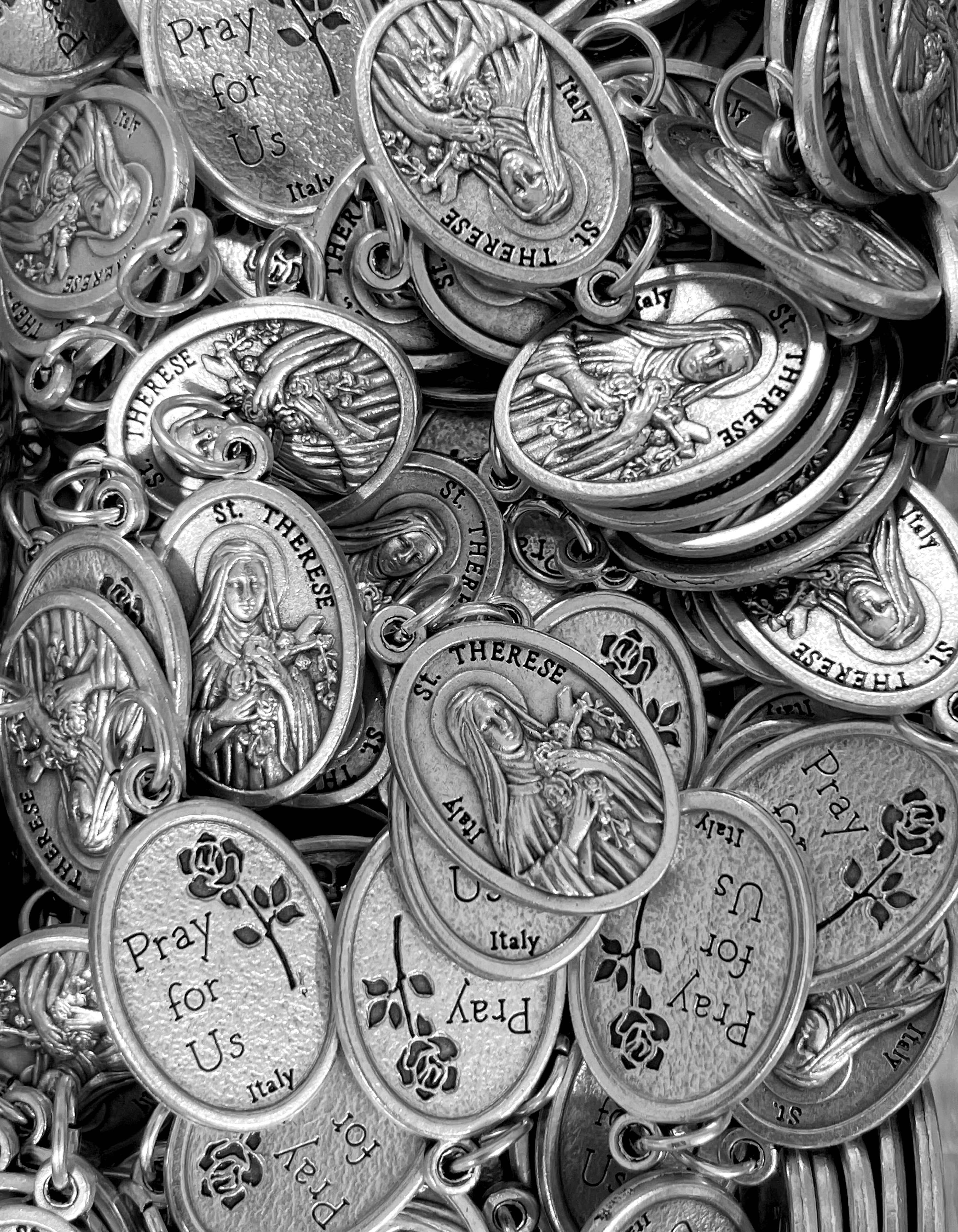 Paquete de 12 medallas de santos en plata oxidada fabricadas en Italia 1,0" x 0,7"