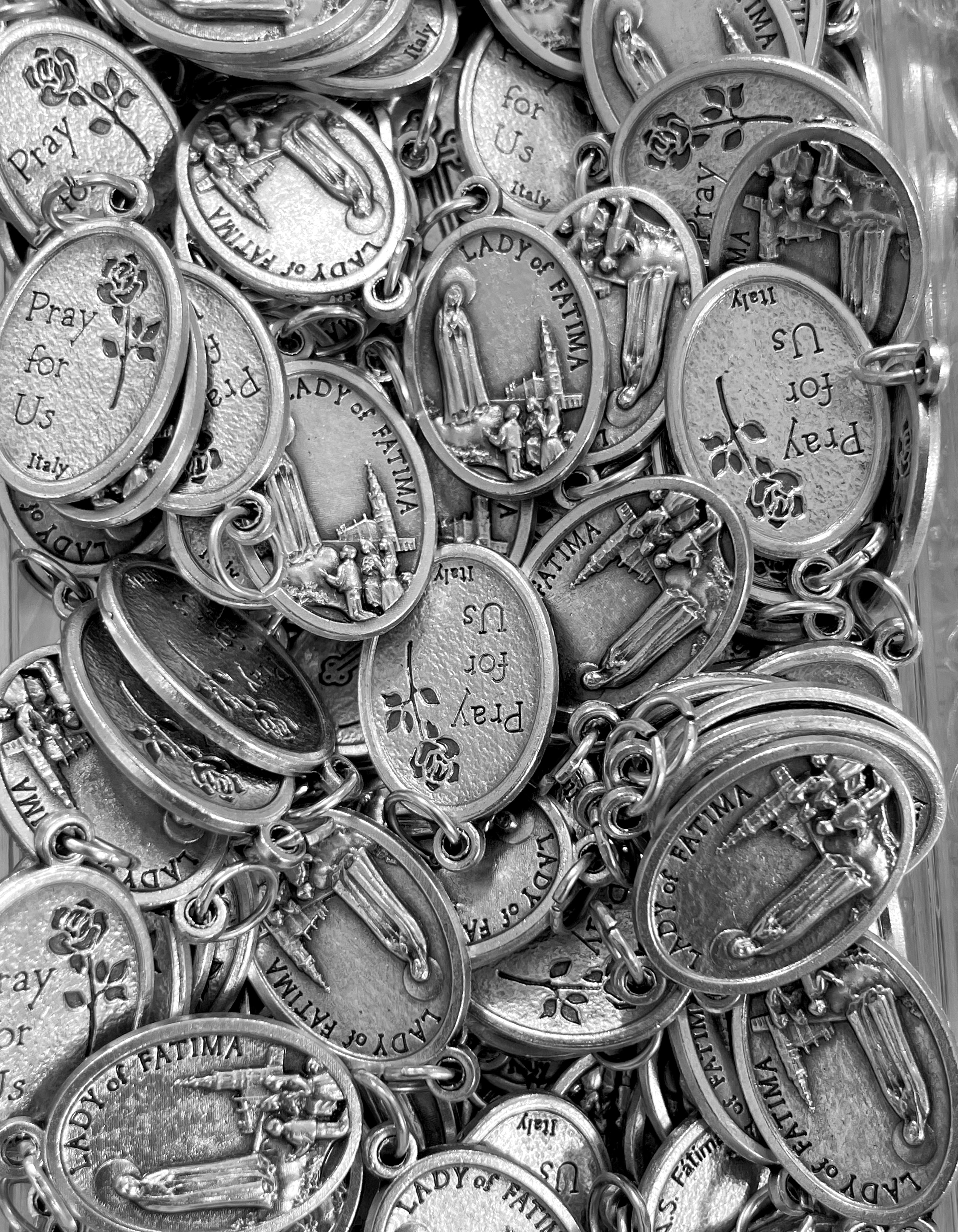 Paquete de 12 medallas de santos en plata oxidada fabricadas en Italia 1,0" x 0,7"
