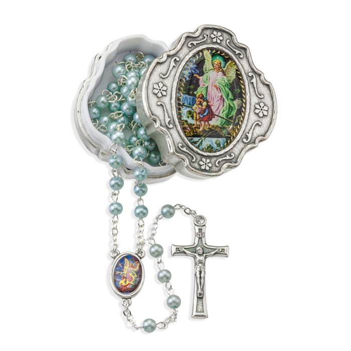 Rosario de cuentas de vidrio de color azul claro con forma de ángel de la guarda en una caja de metal