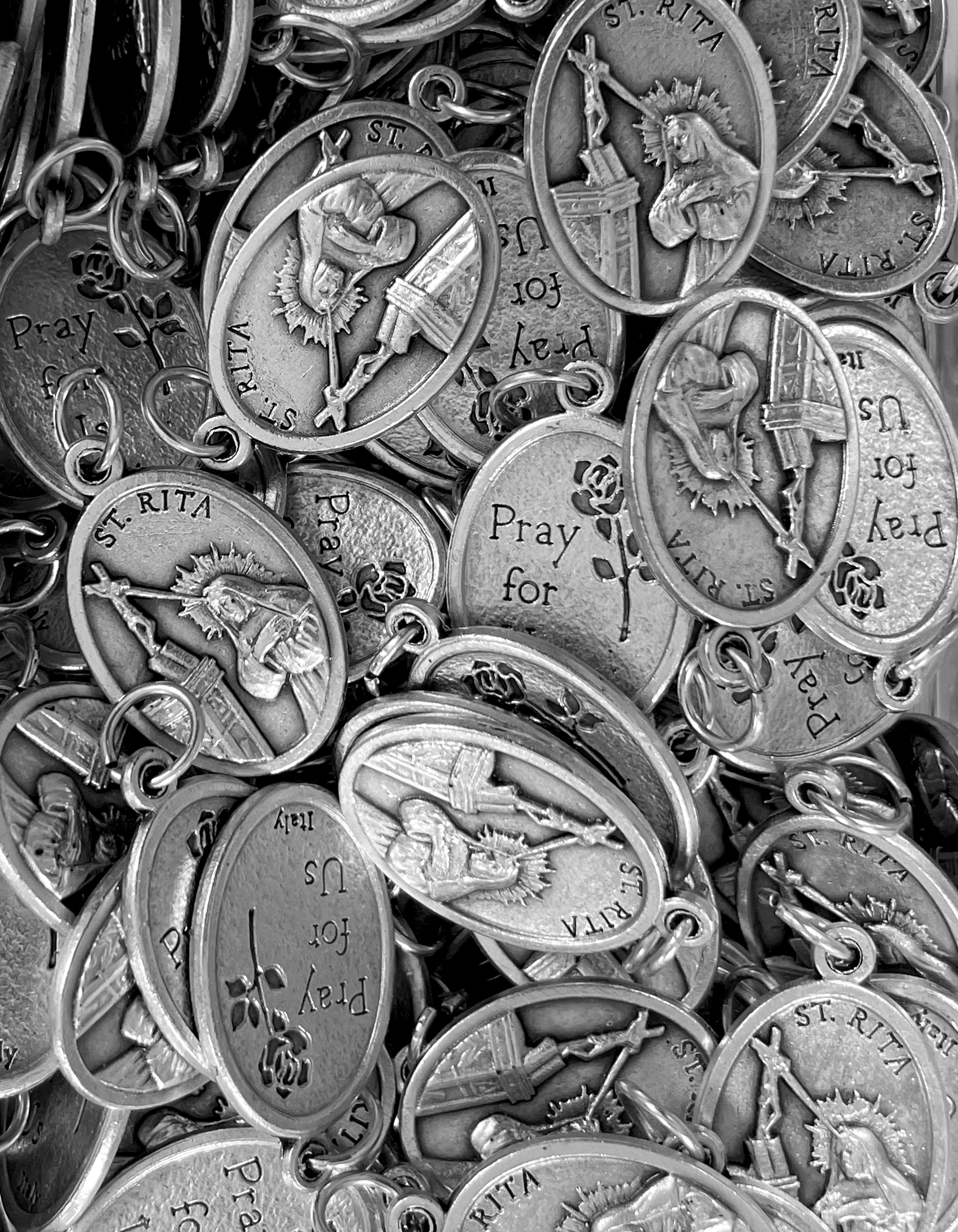 Paquete de 12 medallas de santos en plata oxidada fabricadas en Italia 1,0" x 0,7"