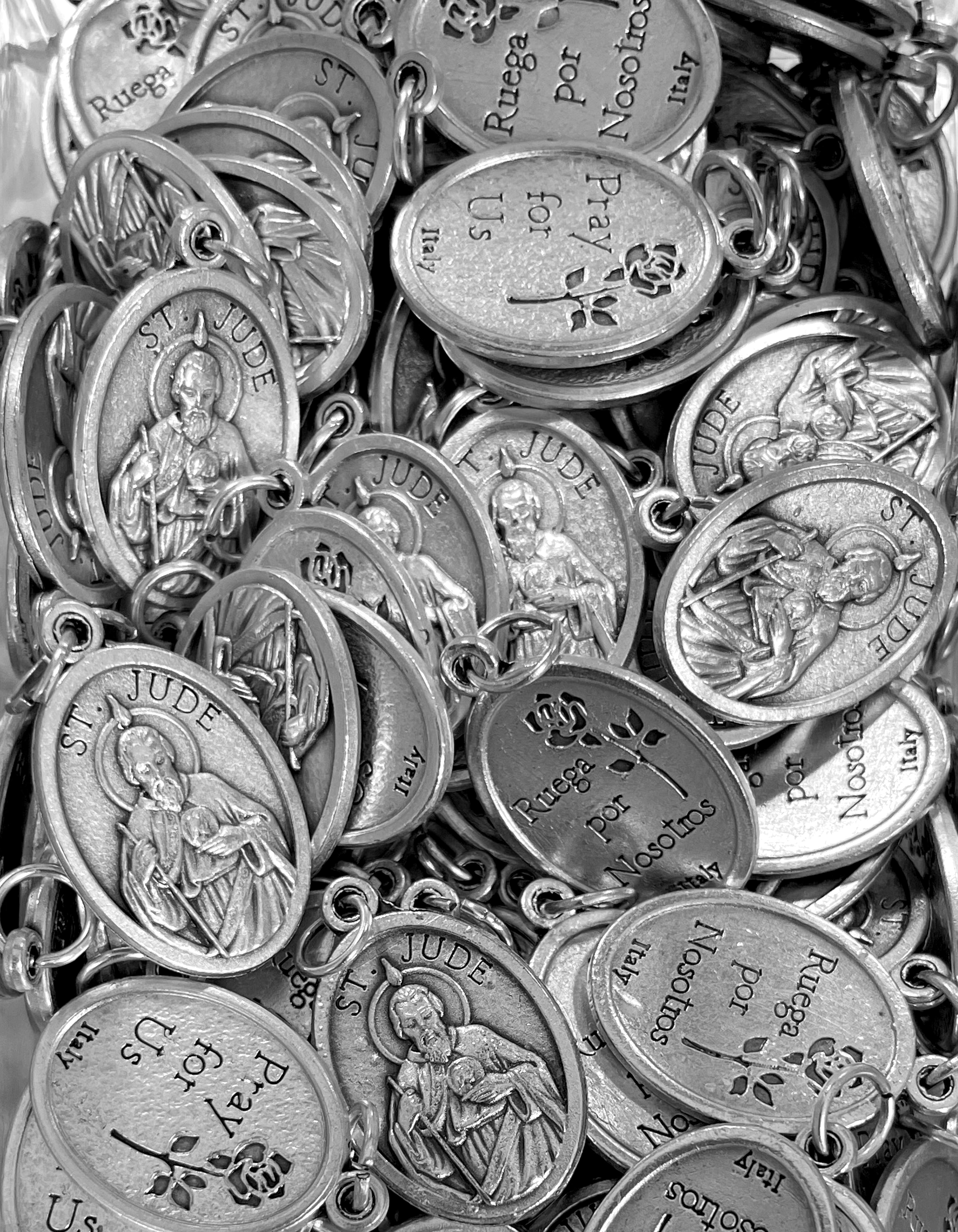Paquete de 12 medallas de santos en plata oxidada fabricadas en Italia 1,0" x 0,7"
