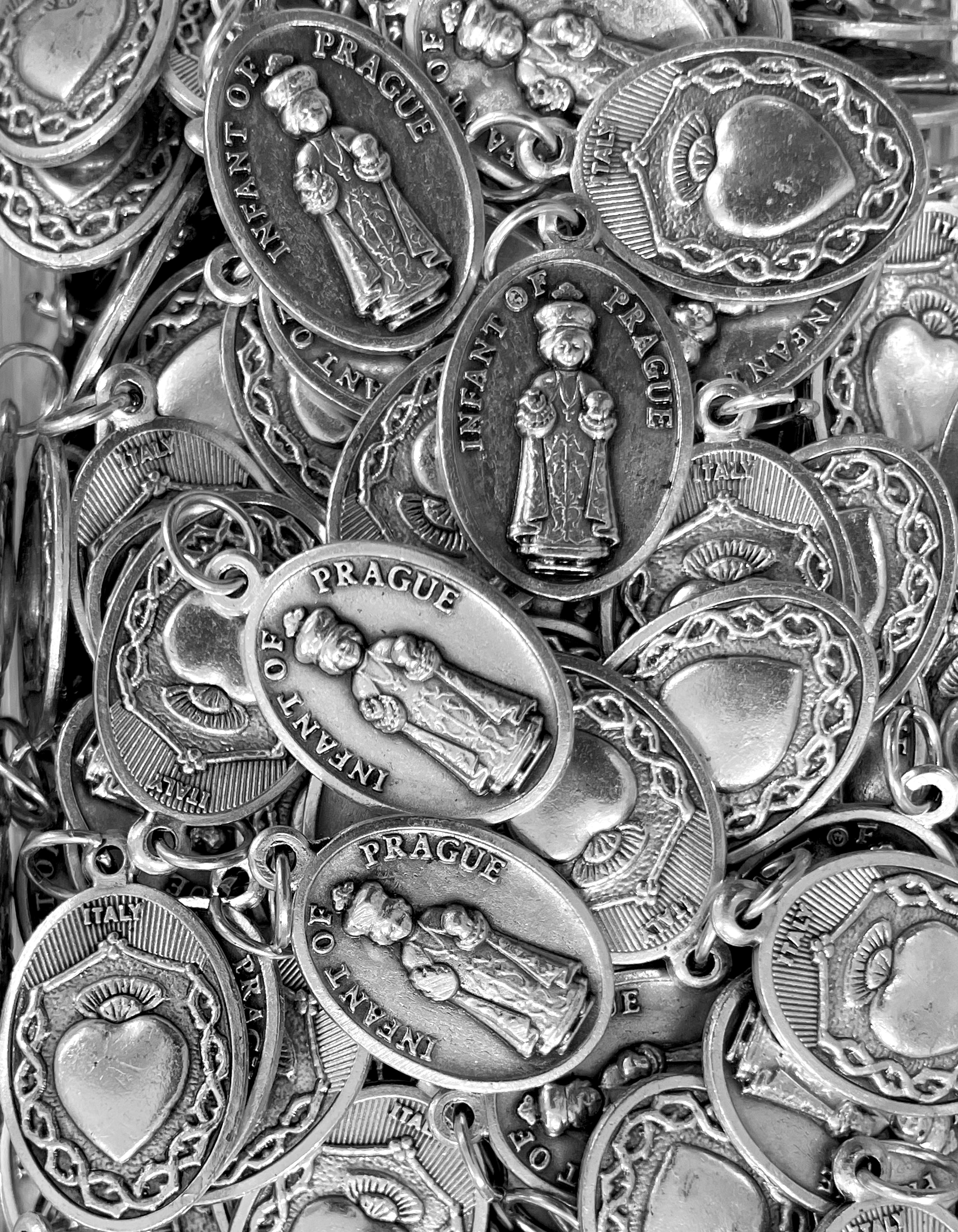 Paquete de 12 medallas de santos en plata oxidada fabricadas en Italia 1,0" x 0,7"