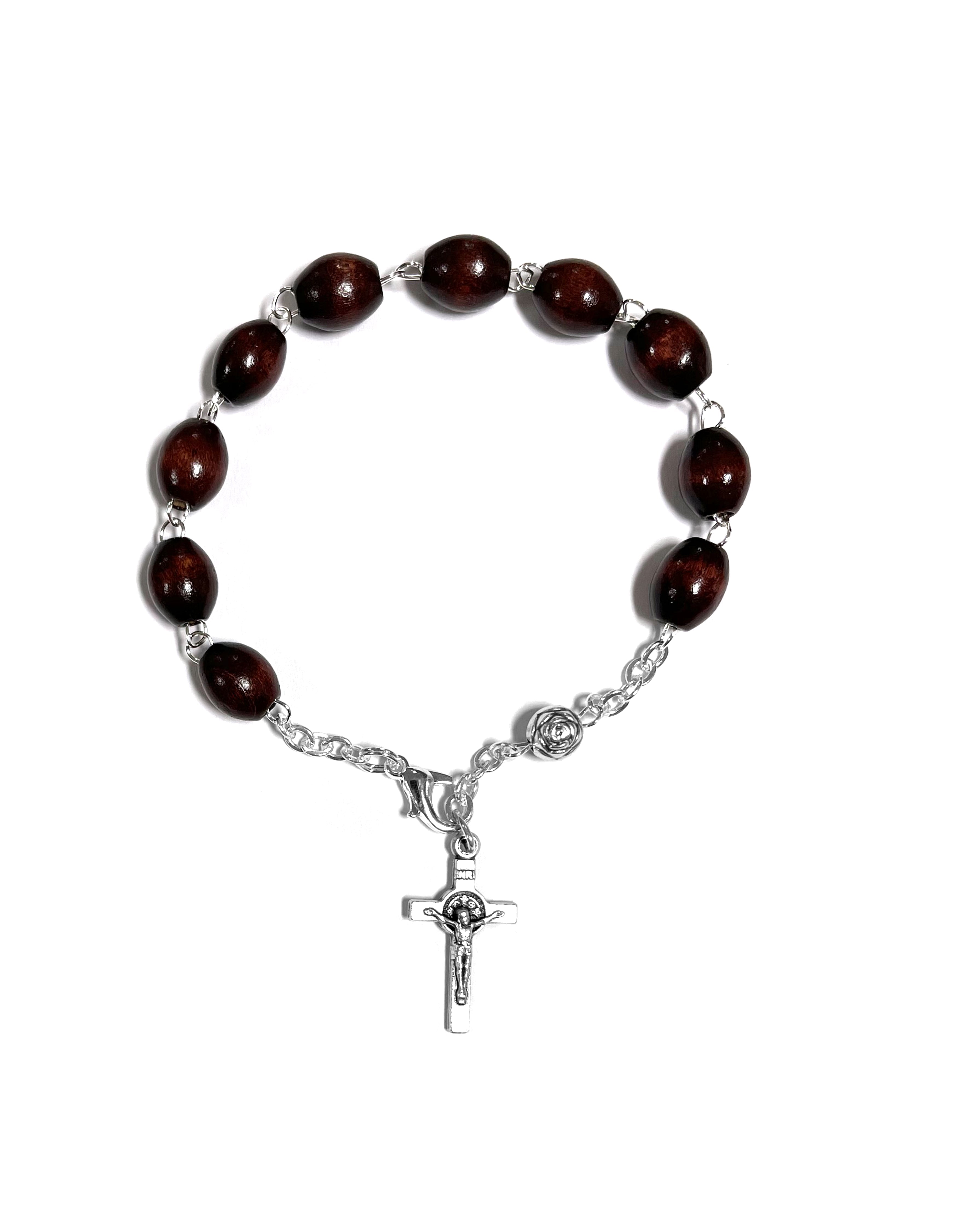 Pulsera San Benito en madera marrón con una rosa y una pequeña cruz en plata oxidada