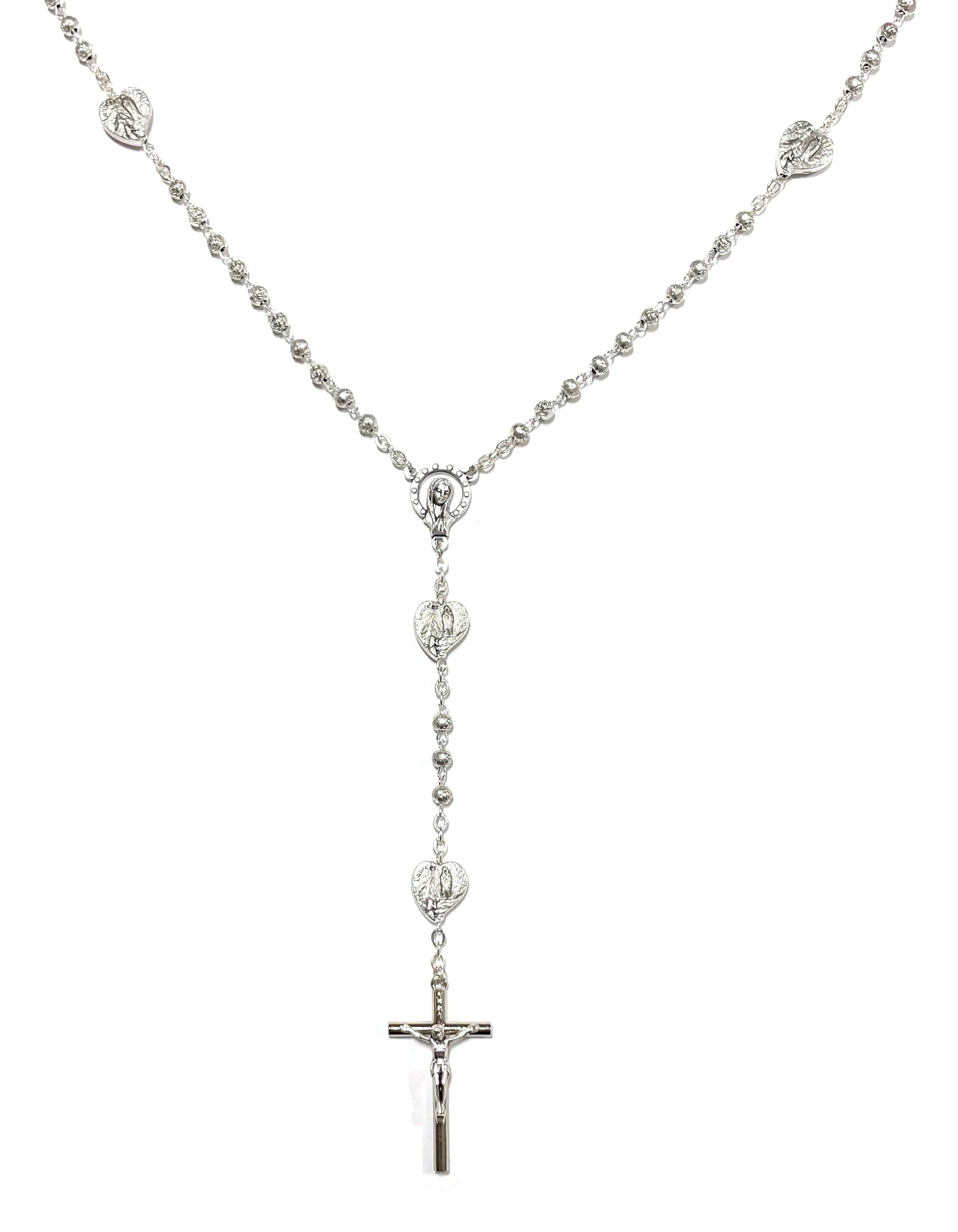 Rosario de Nuestra Señora de Lourdes con cuentas en forma de rosa y medallas en forma de corazón en cada misterio