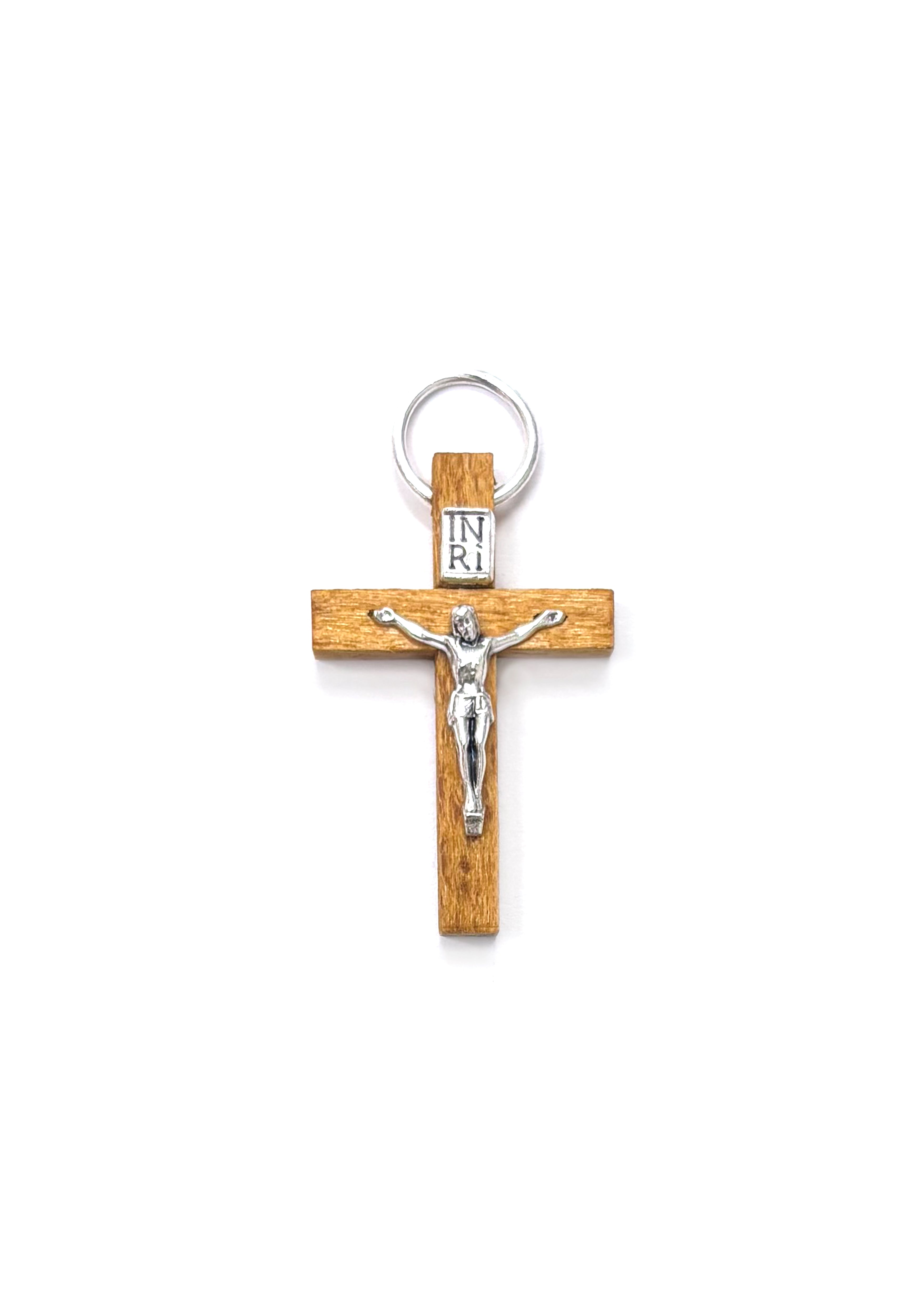 Pequeño crucifijo rústico de madera con cuerpo de metal plateado.