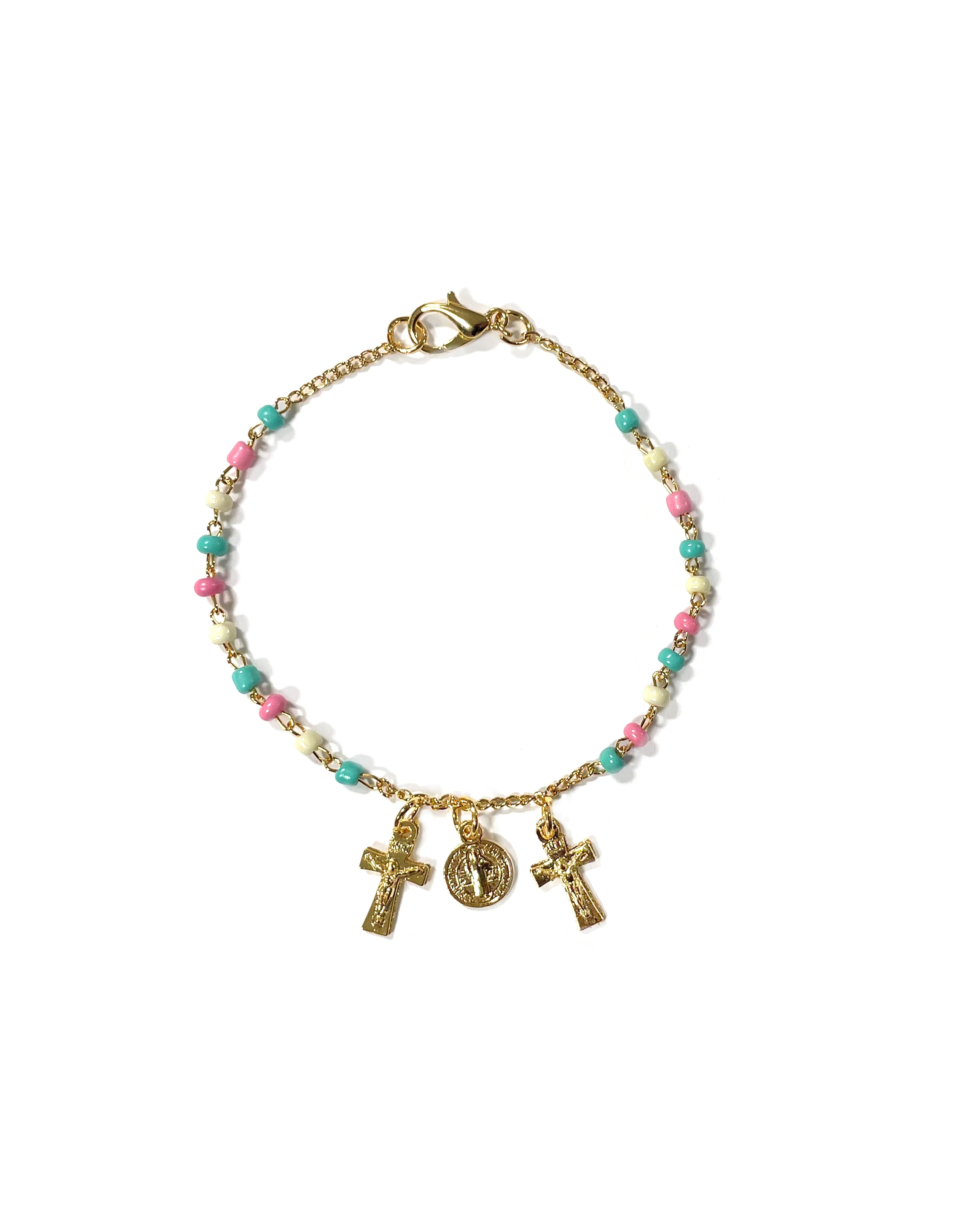Pulsera de cuentas doradas y de colores con medalla de San Benito y pequeñas cruces