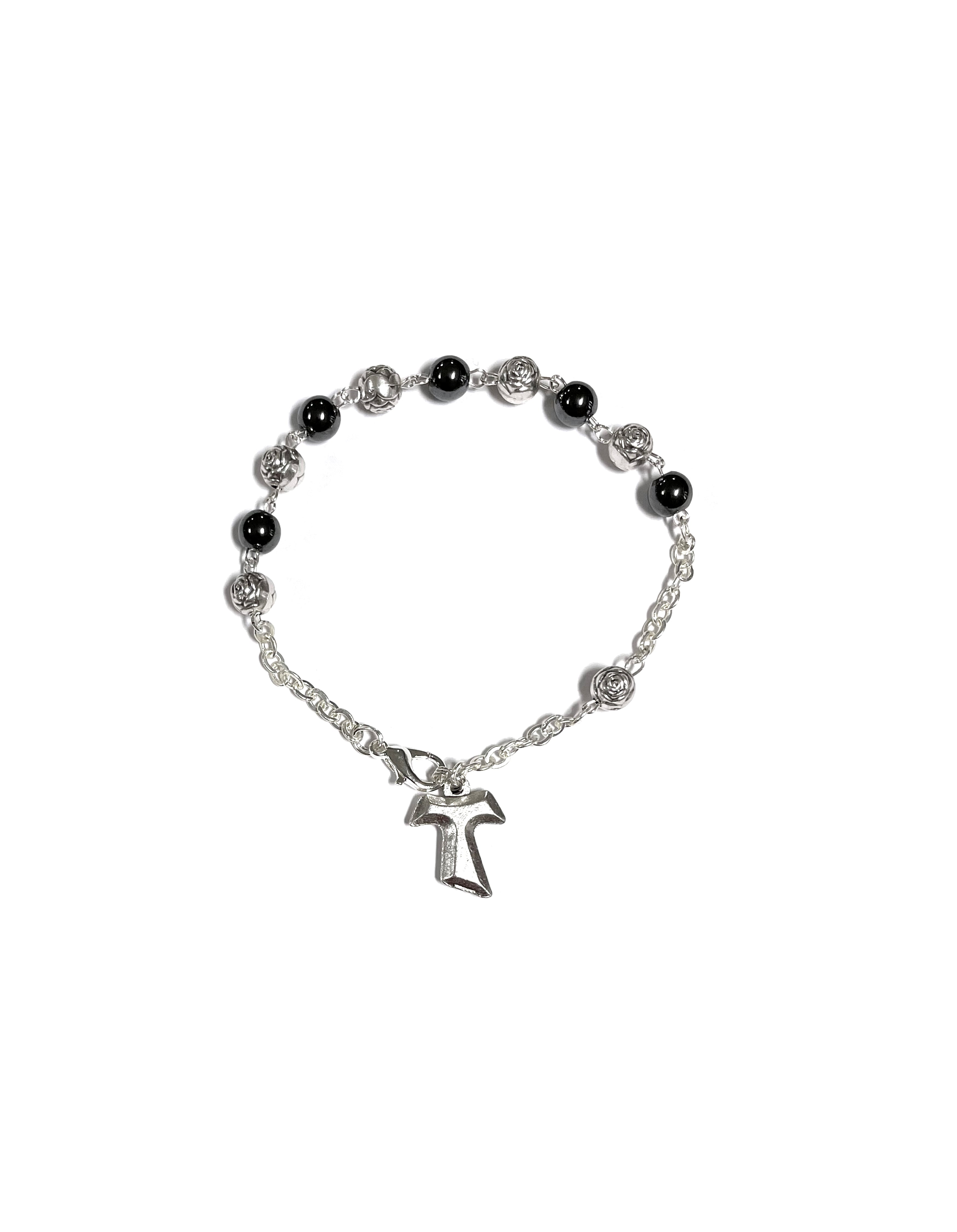 Pulsera de cruz Tau en plata oxidada con piedra hematita y cuentas en forma de rosa