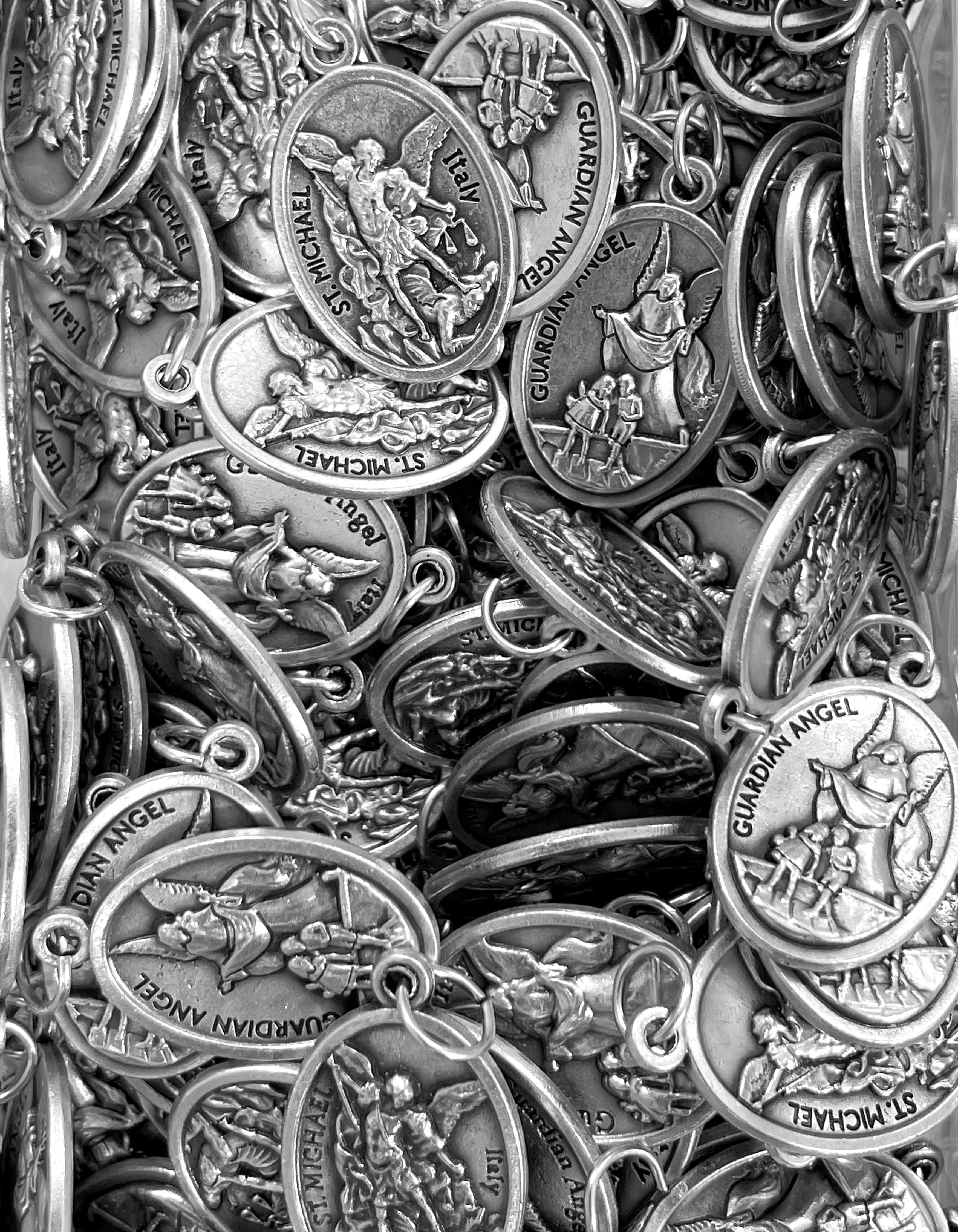 Paquete de 12 medallas de santos en plata oxidada fabricadas en Italia 1,0" x 0,7"