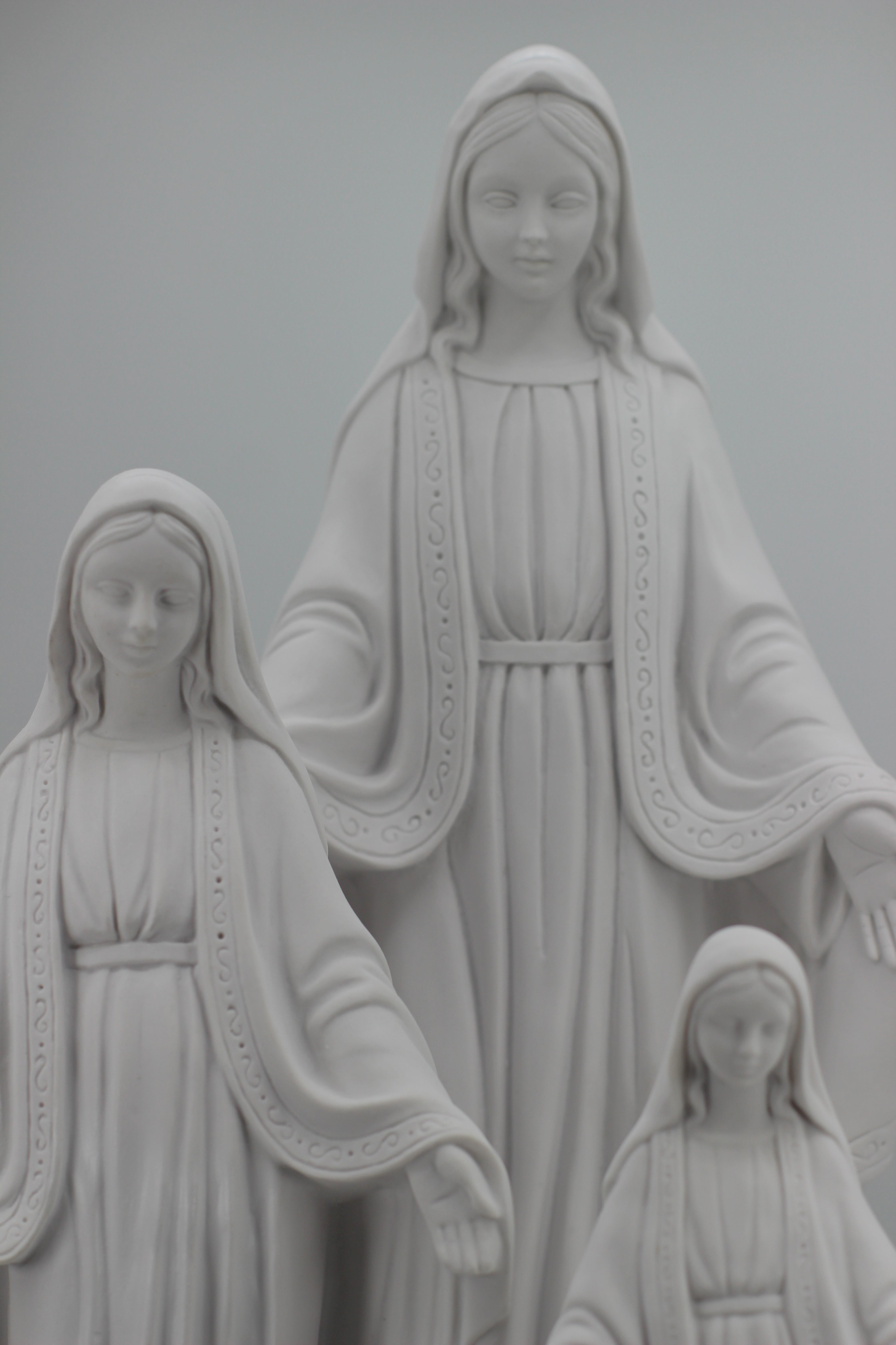 La Tienda de Regalos de Fe Nuestra Señora de las Gracias - María Milagrosa Toda Blanca - Fabricada en Italia - Nuestra Colección Toscana - Virgen La Milagrosa Blanca