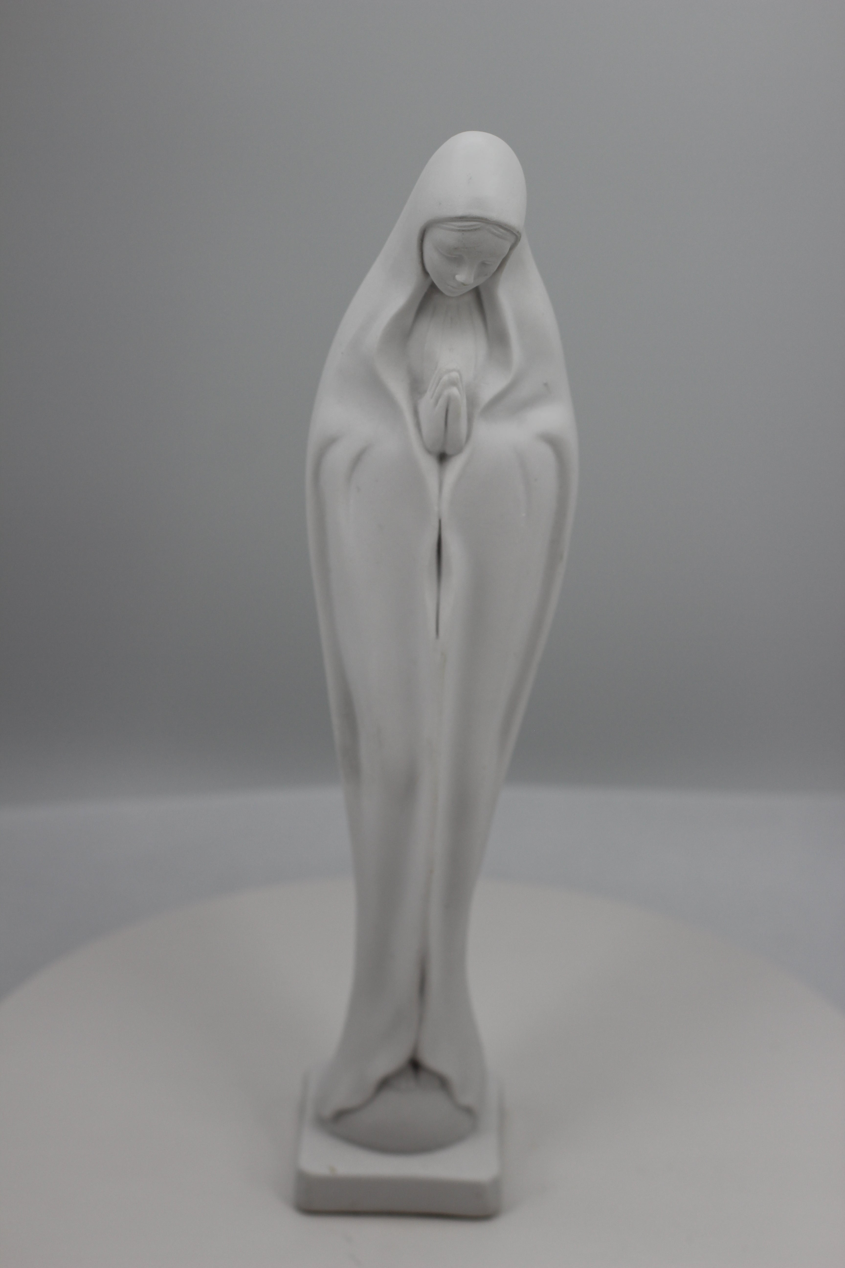 Estatua de la Virgen en oración, toda blanca, de The Faith Gift Shop