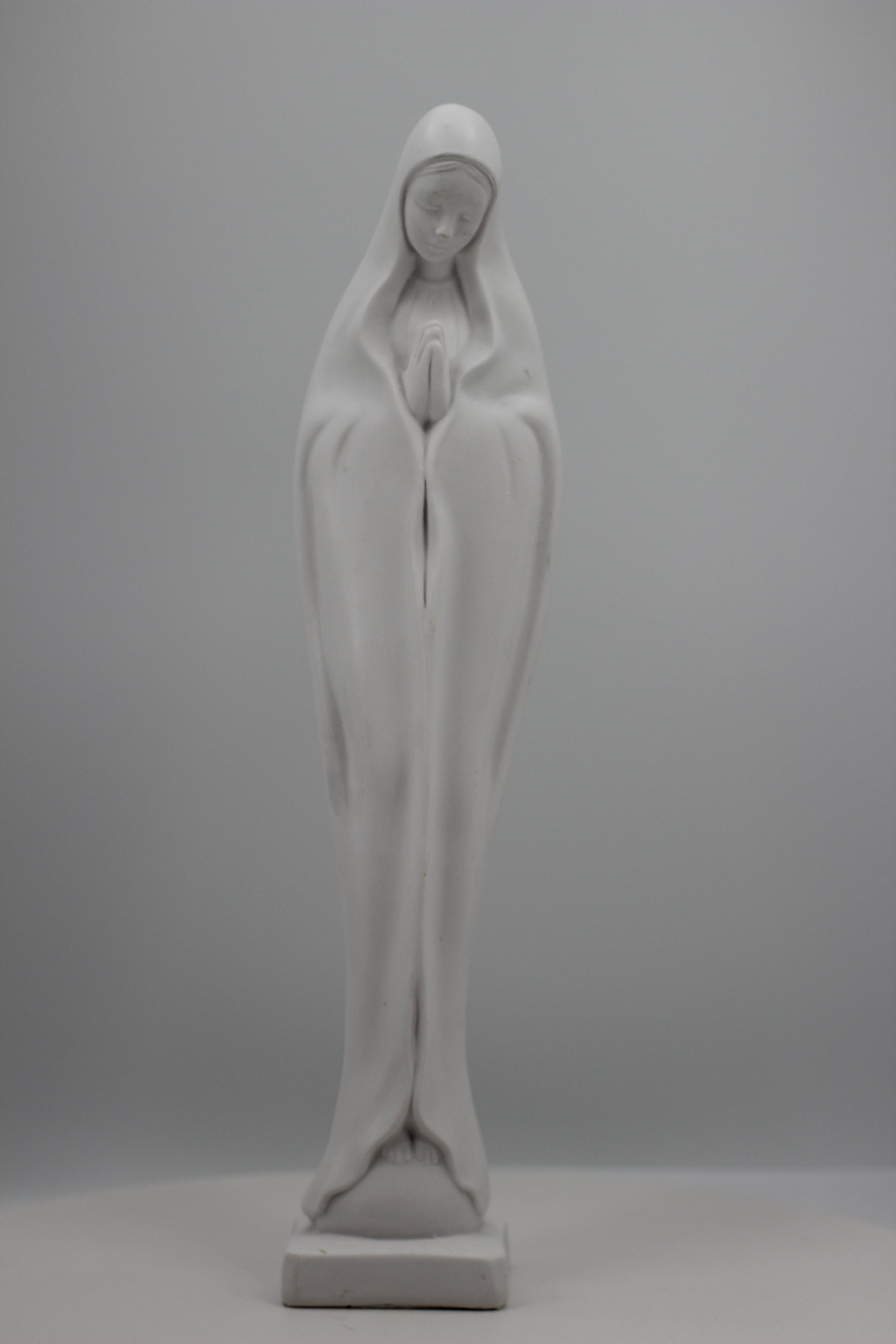 Estatua de la Virgen en oración, toda blanca, de The Faith Gift Shop