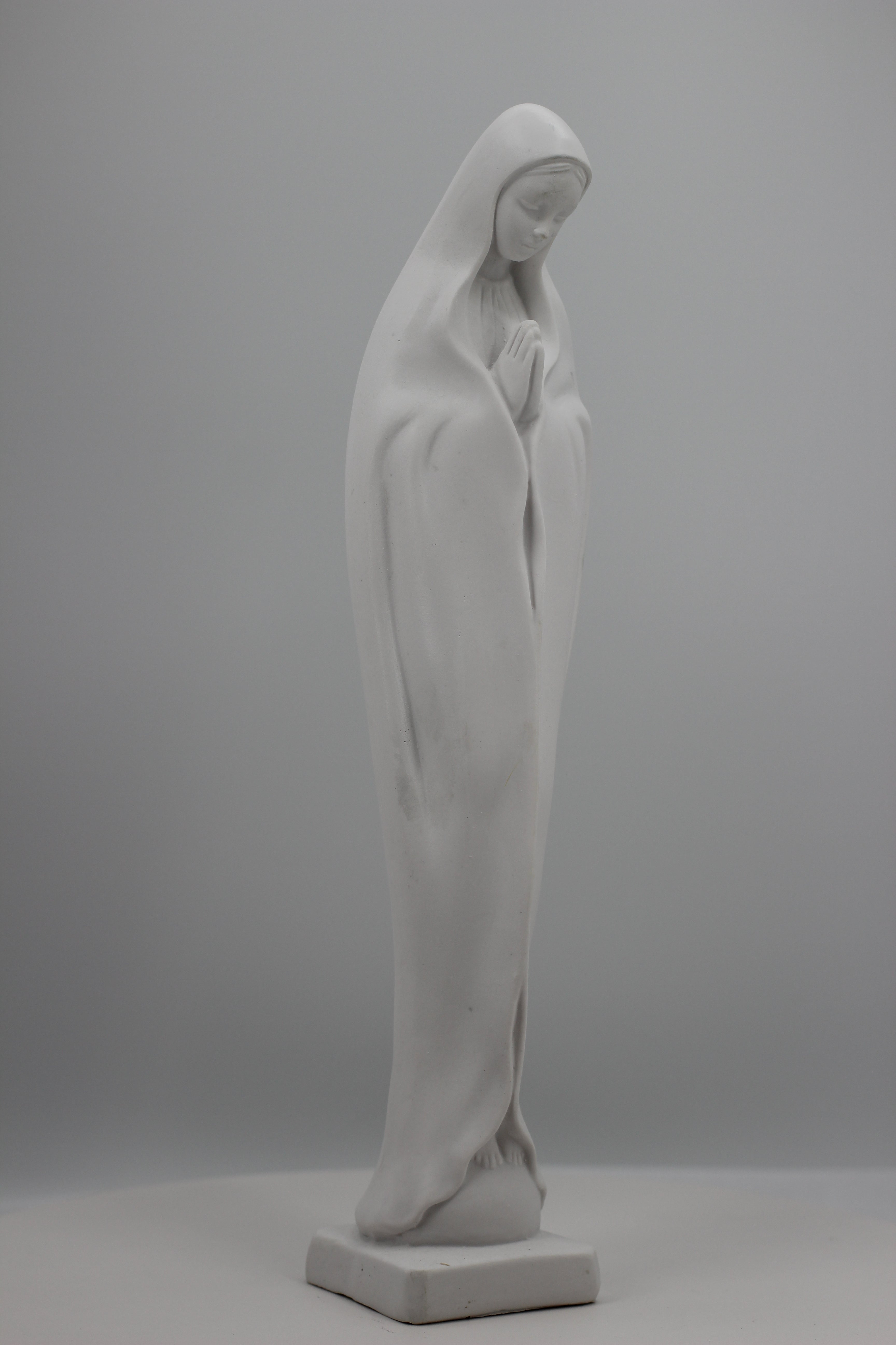 Estatua de la Virgen en oración, toda blanca, de The Faith Gift Shop