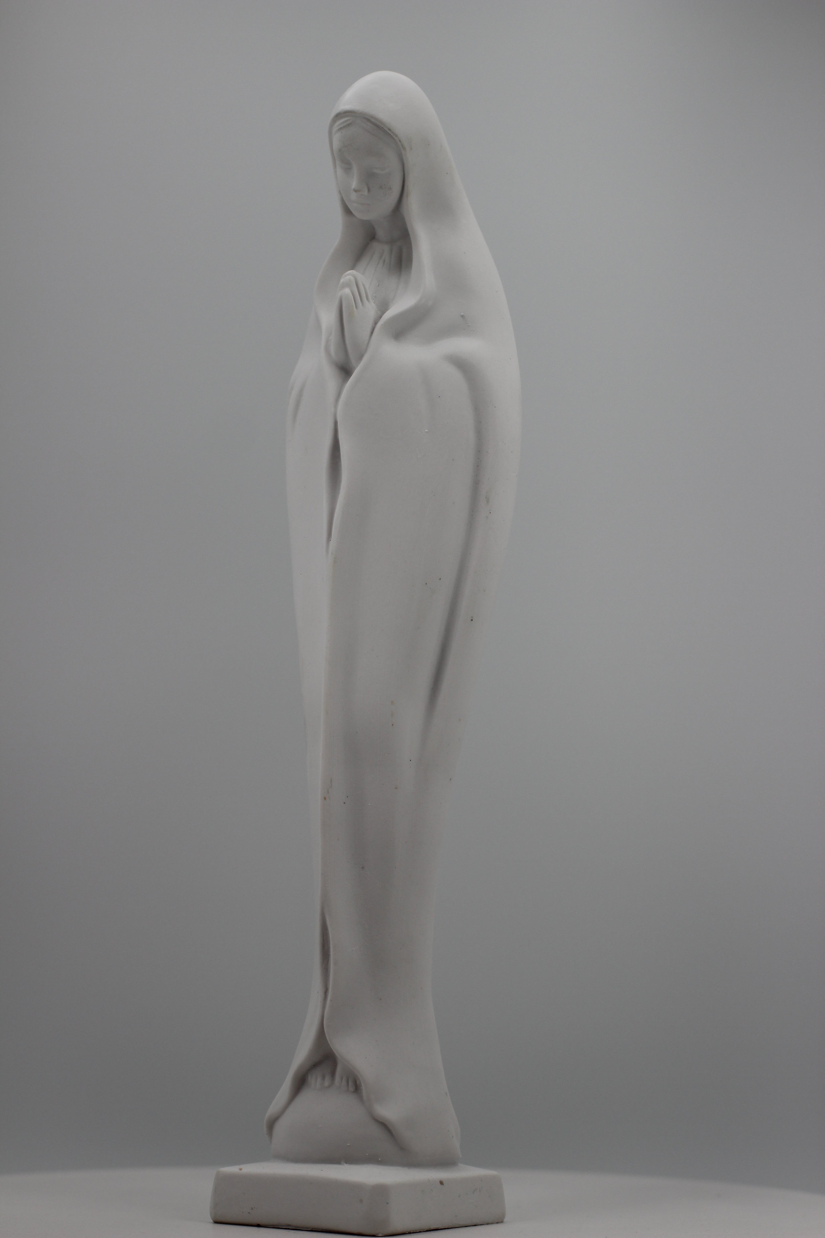 Estatua de la Virgen en oración, toda blanca, de The Faith Gift Shop