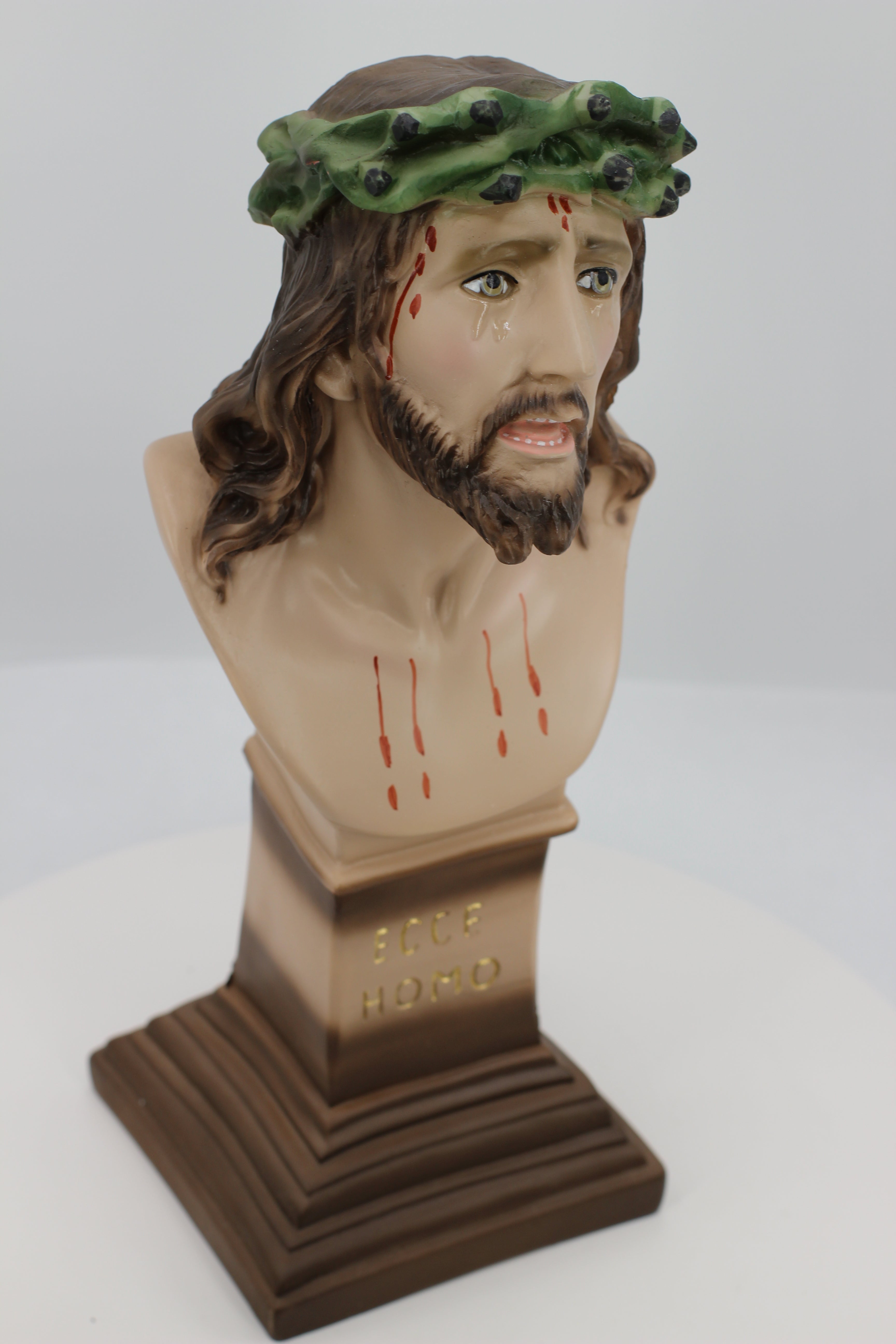Pedestal Cristo Crucificado Ecce Homo junto a la Tienda de Regalos Fe / Pedestal Cristo Crucificado