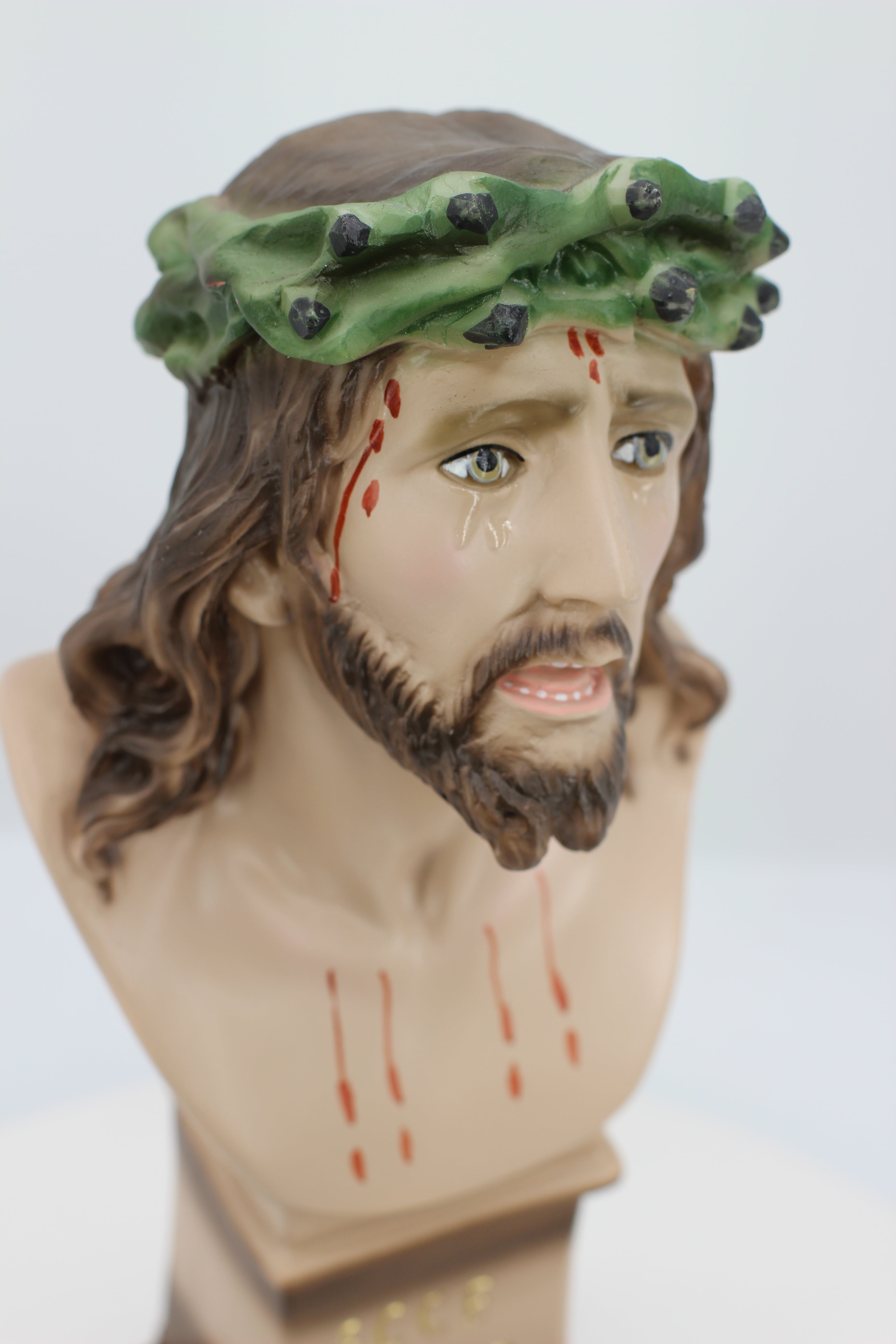 Pedestal Cristo Crucificado Ecce Homo junto a la Tienda de Regalos Fe / Pedestal Cristo Crucificado