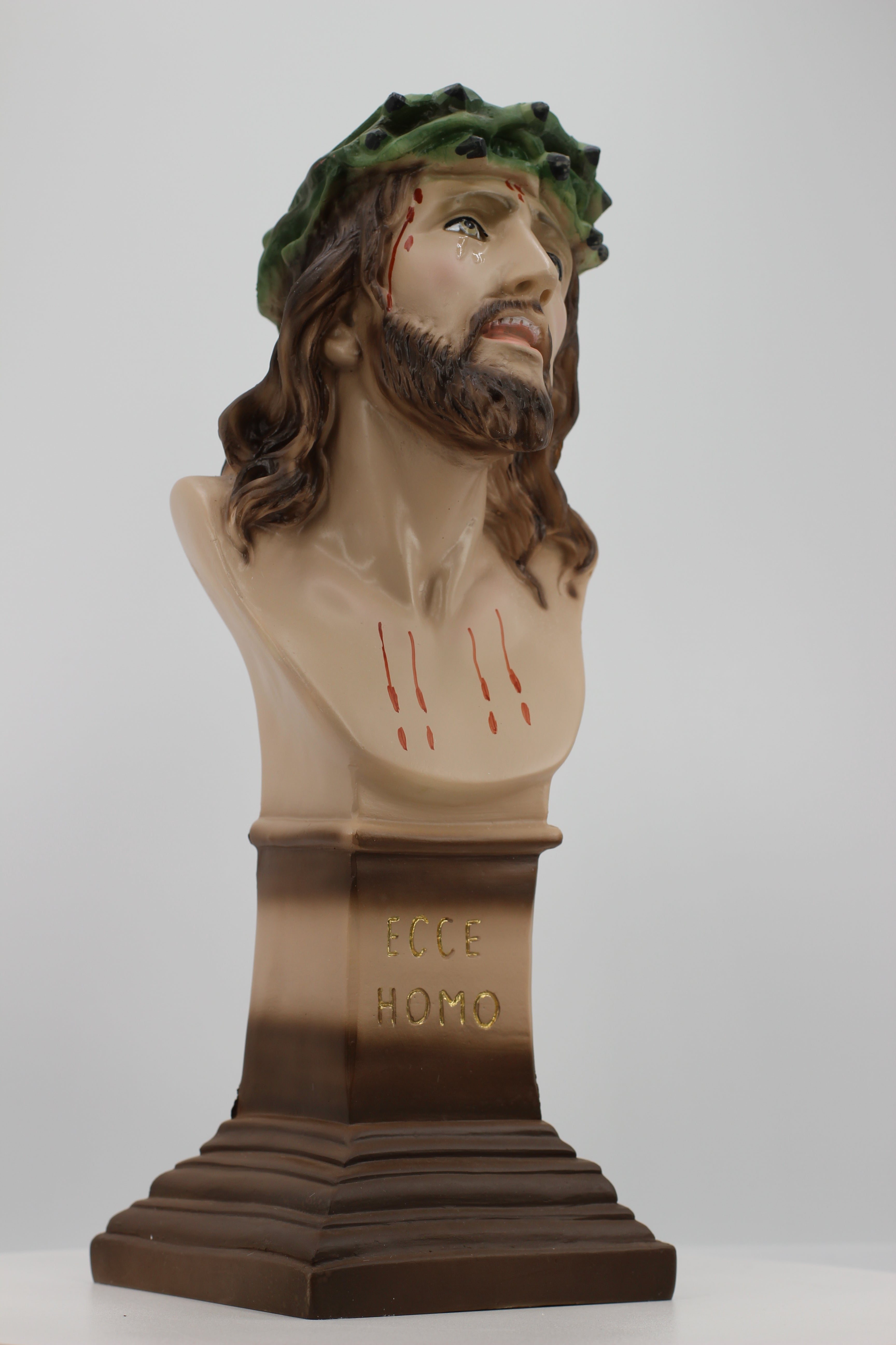 Pedestal Cristo Crucificado Ecce Homo junto a la Tienda de Regalos Fe / Pedestal Cristo Crucificado