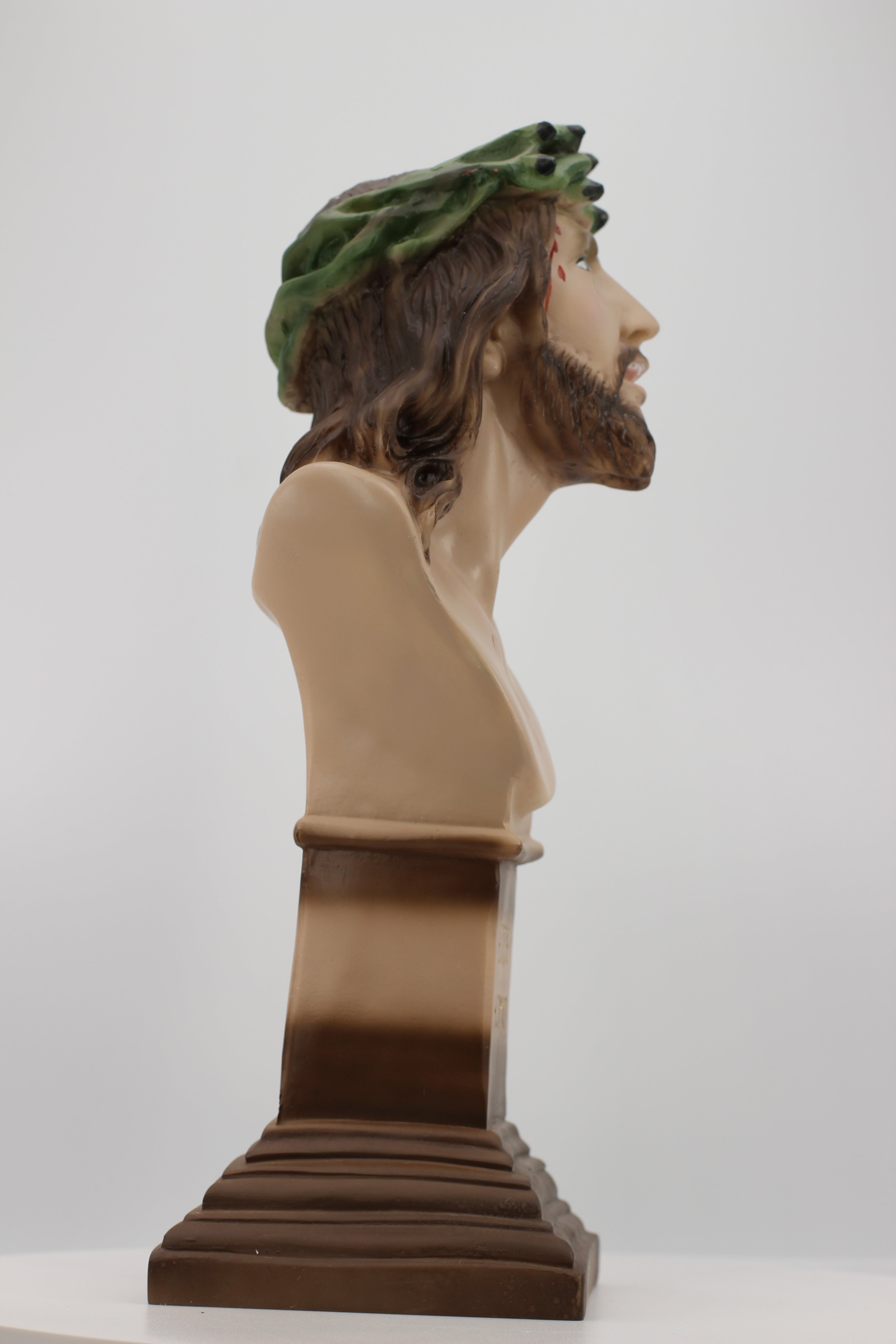 Pedestal Cristo Crucificado Ecce Homo junto a la Tienda de Regalos Fe / Pedestal Cristo Crucificado