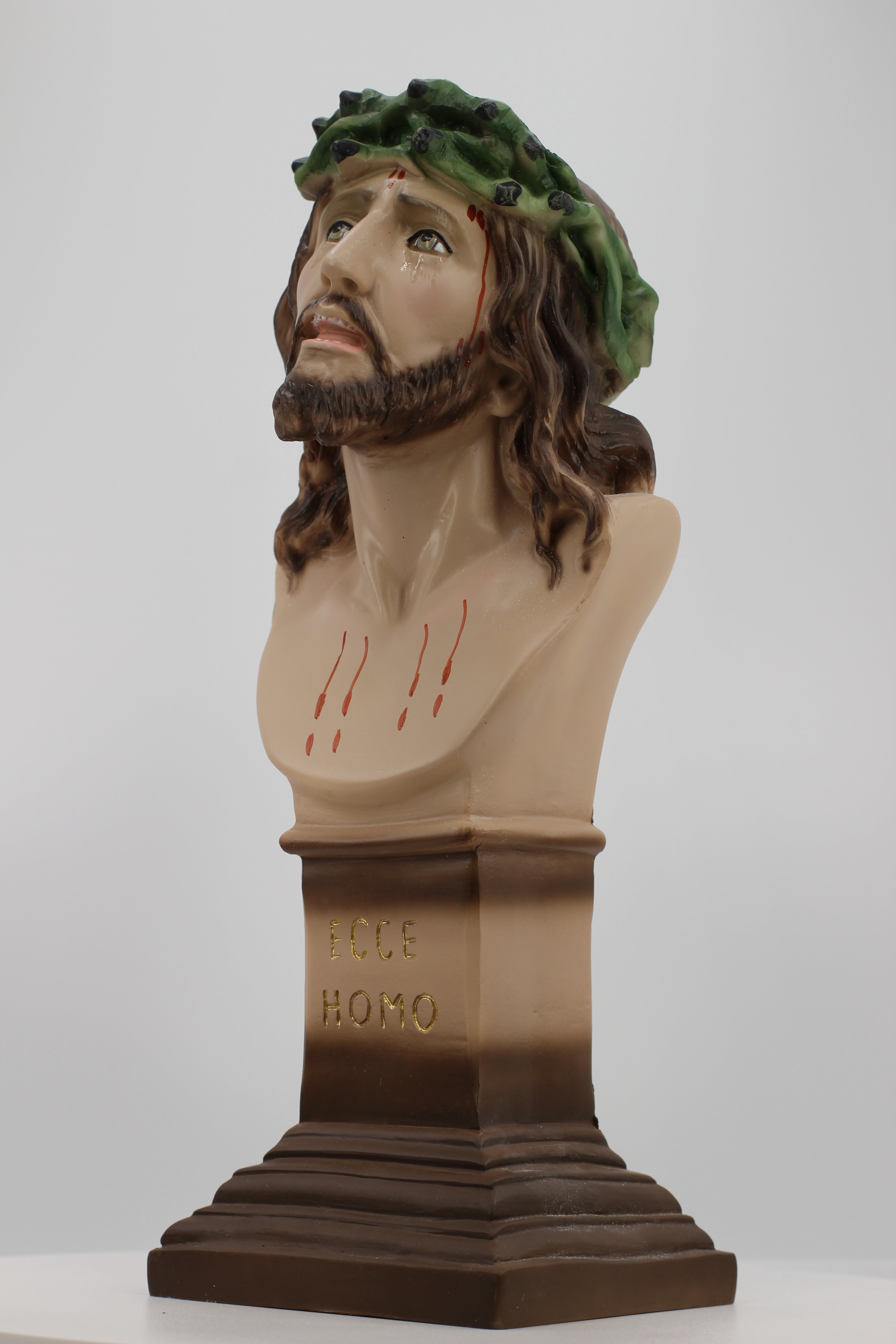 Pedestal Cristo Crucificado Ecce Homo junto a la Tienda de Regalos Fe / Pedestal Cristo Crucificado