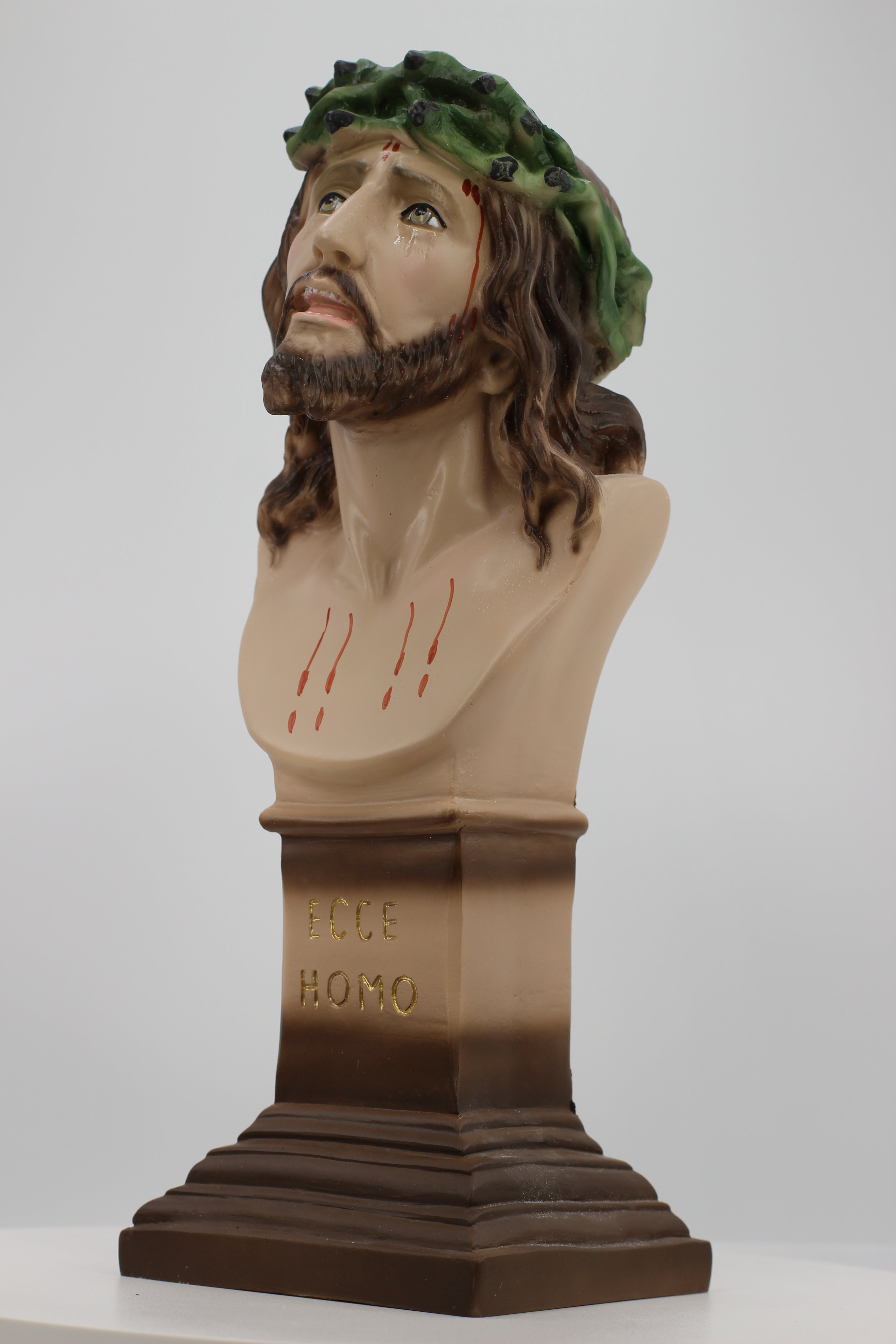Pedestal Cristo Crucificado Ecce Homo junto a la Tienda de Regalos Fe / Pedestal Cristo Crucificado