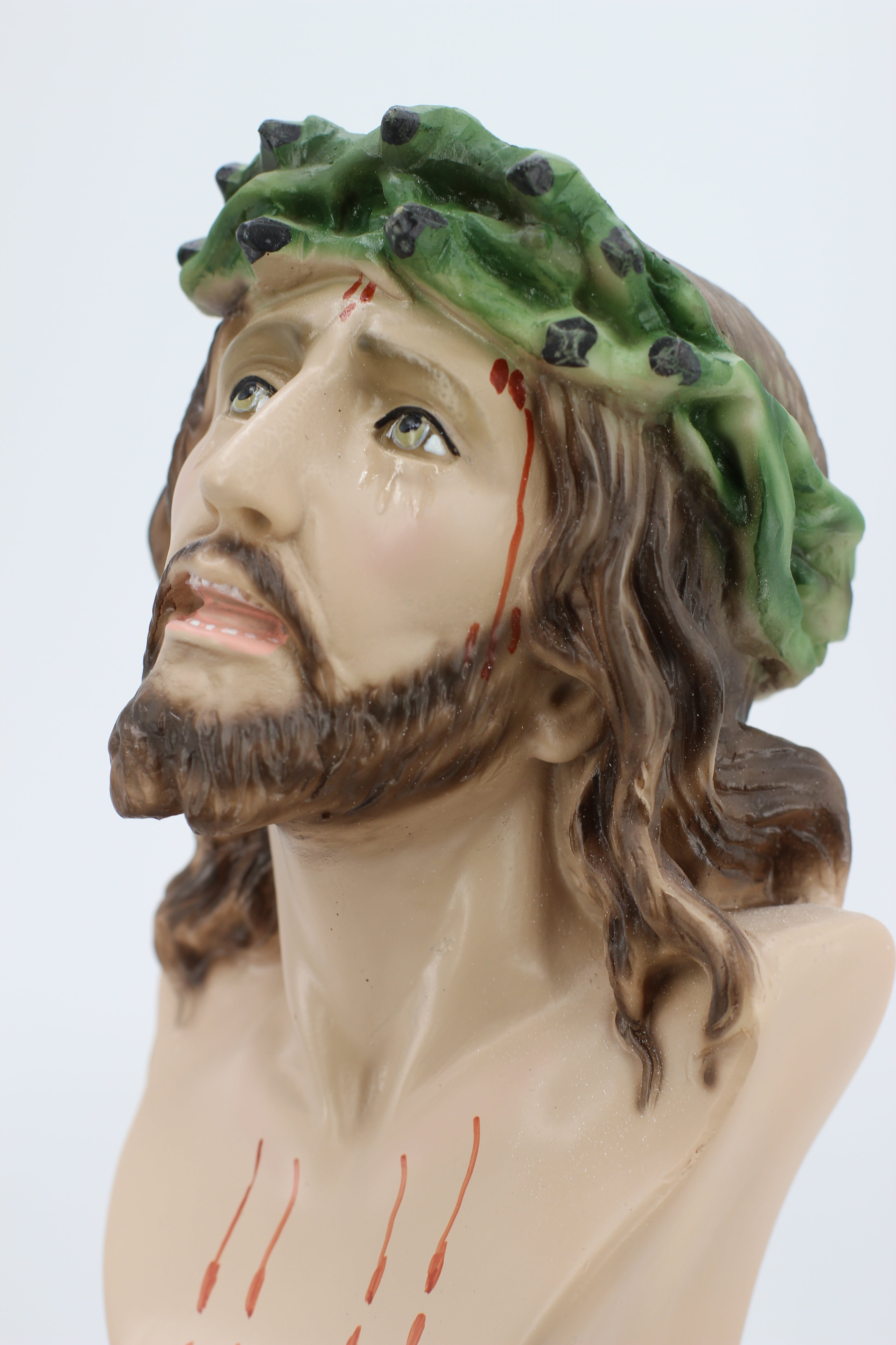 Pedestal Cristo Crucificado Ecce Homo junto a la Tienda de Regalos Fe / Pedestal Cristo Crucificado